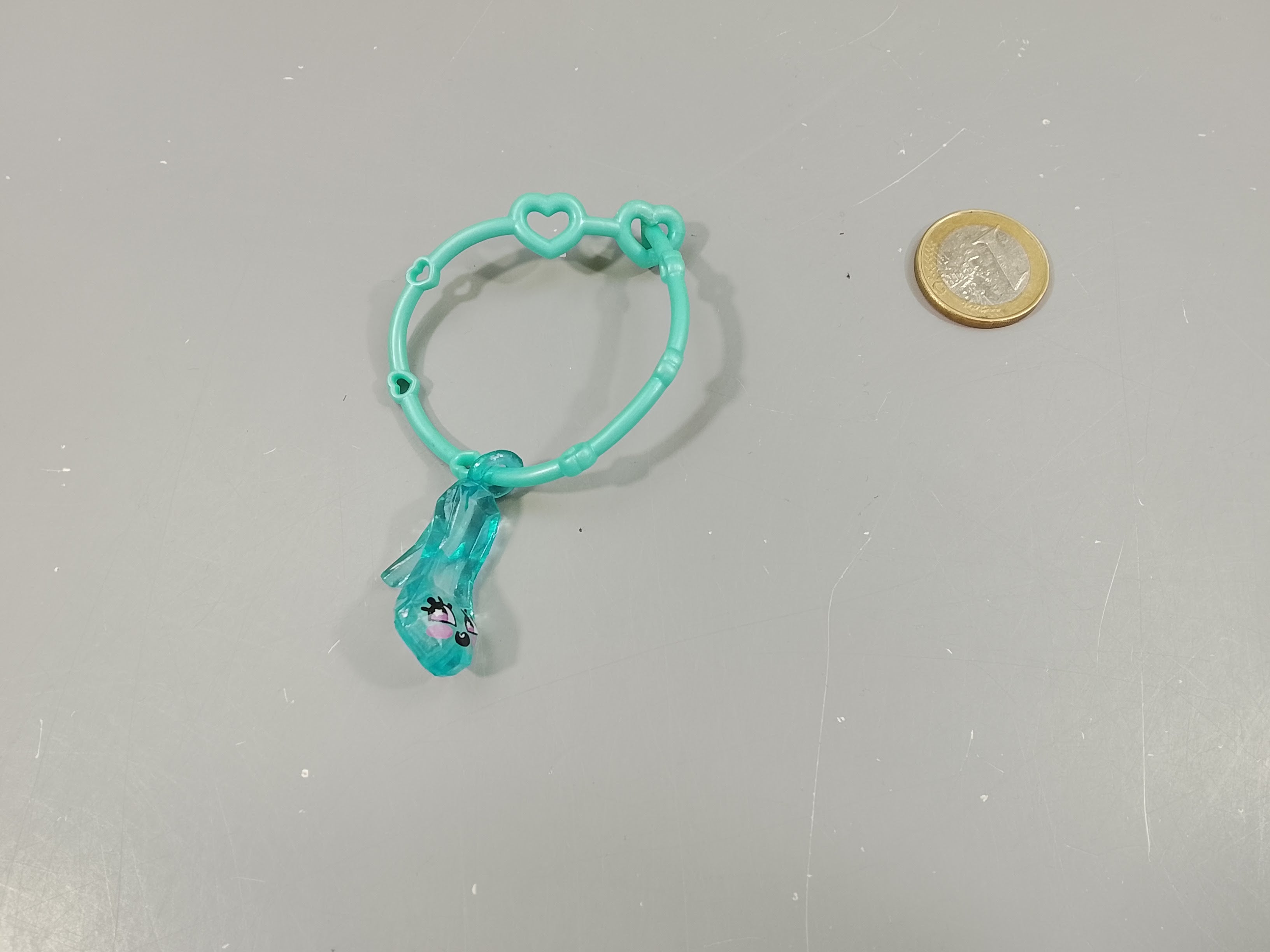 Bracelet en plastique  bleu, chaussure