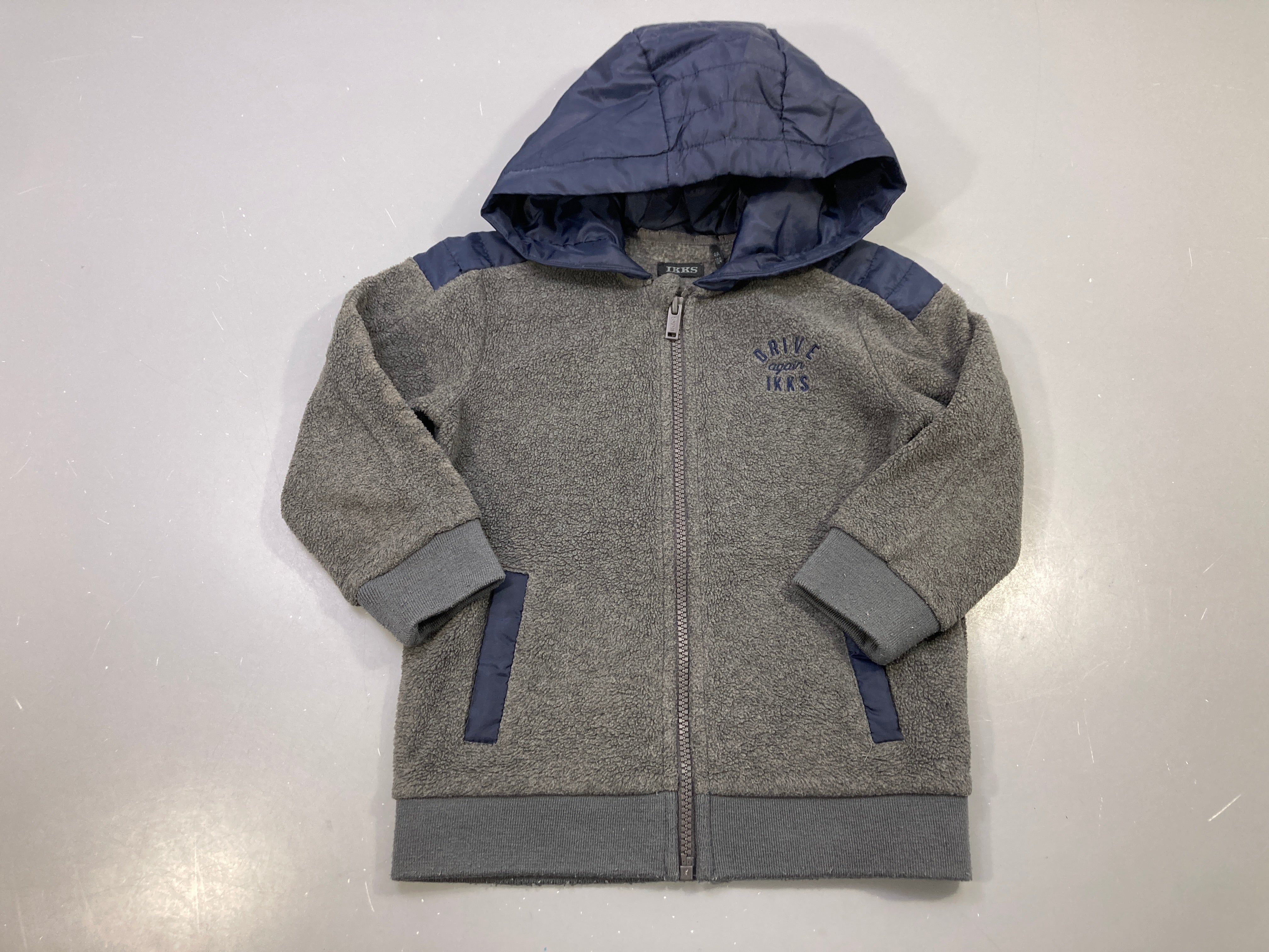 Gilet zippée polar gris, capuche matelassée bleu marine, Drive again IKKS