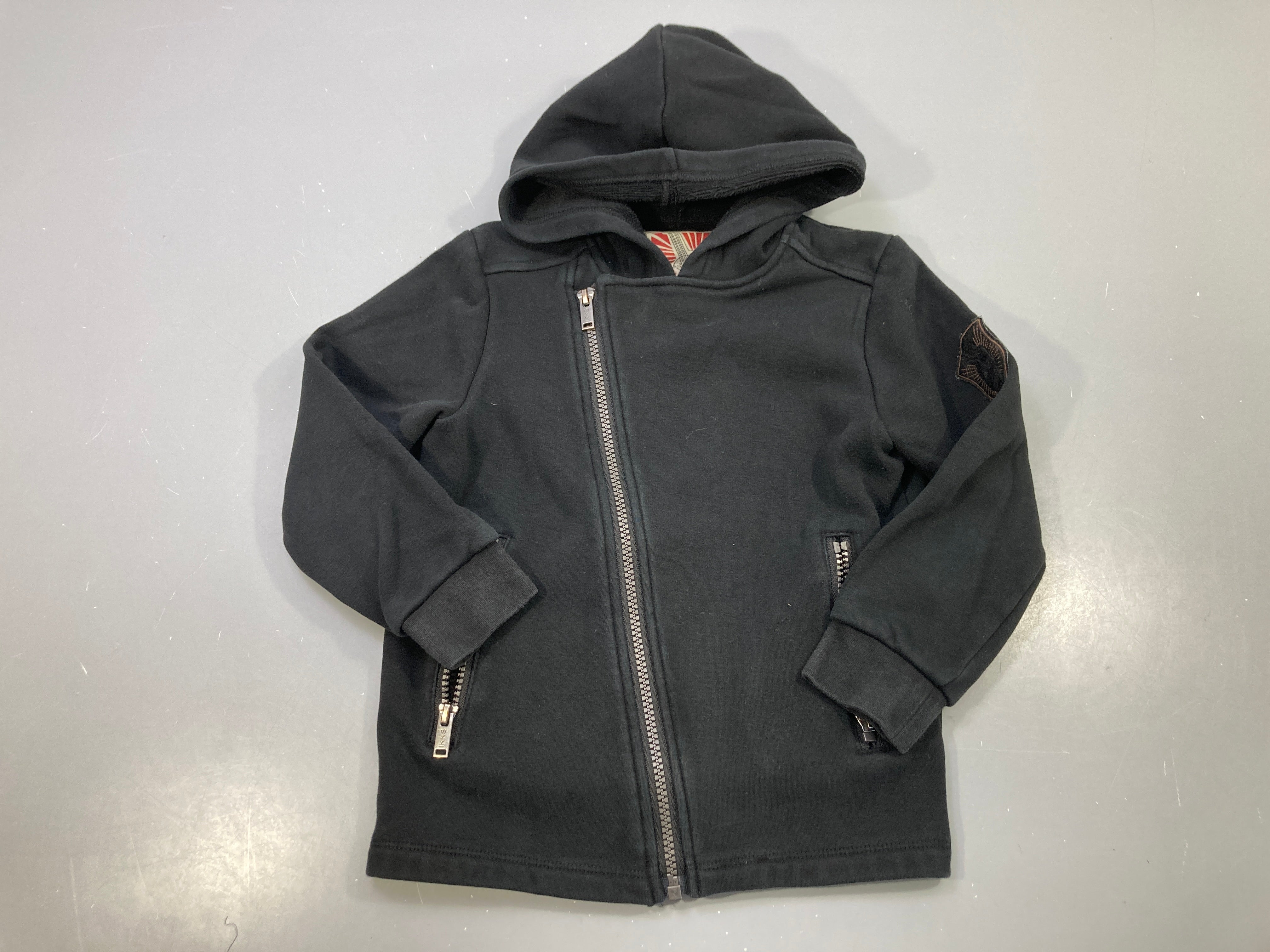 Sweat zippé capuche noir, zip asymétrique, poches zippées, doublé polar