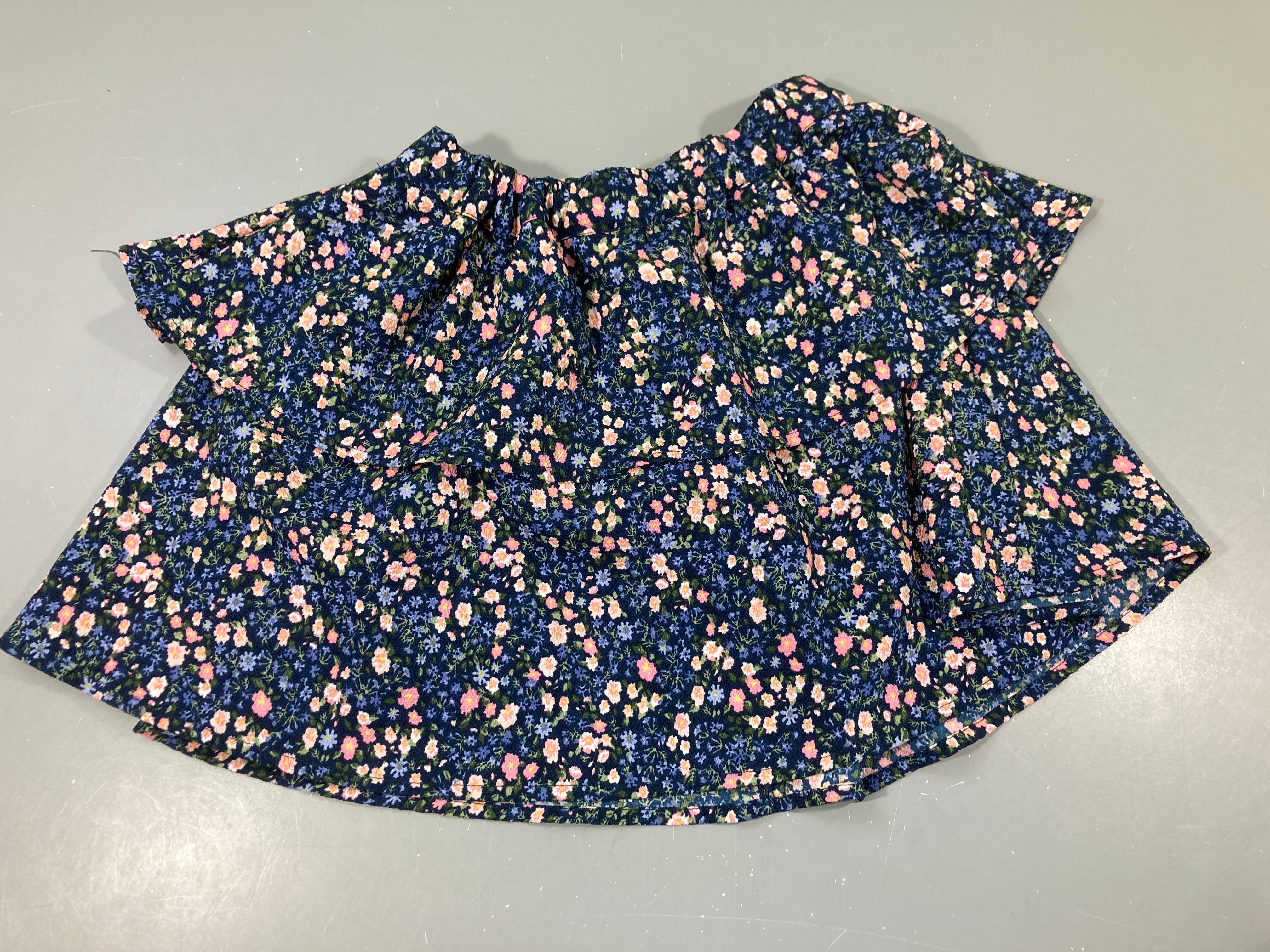 Jupe volant texturée bleu foncé fleurie