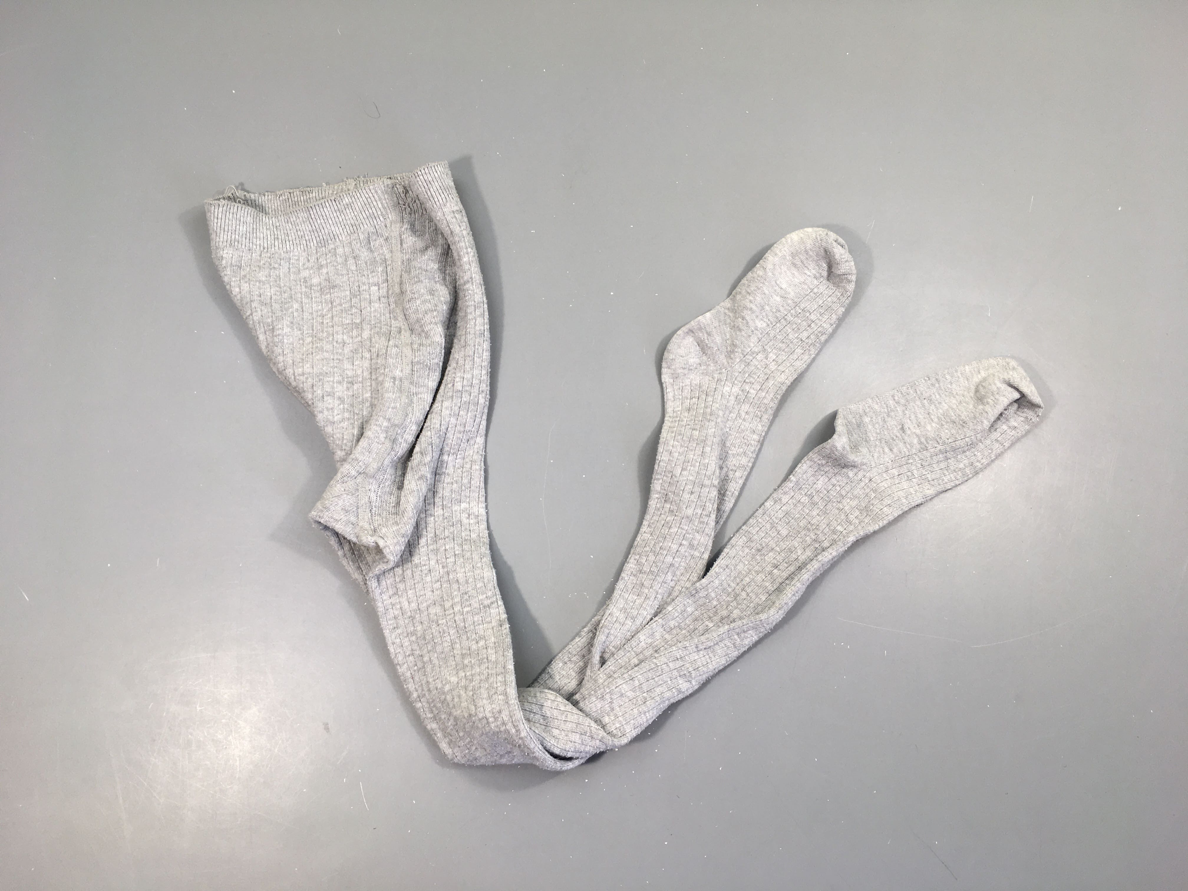 Collants gris côtelés, boulochés