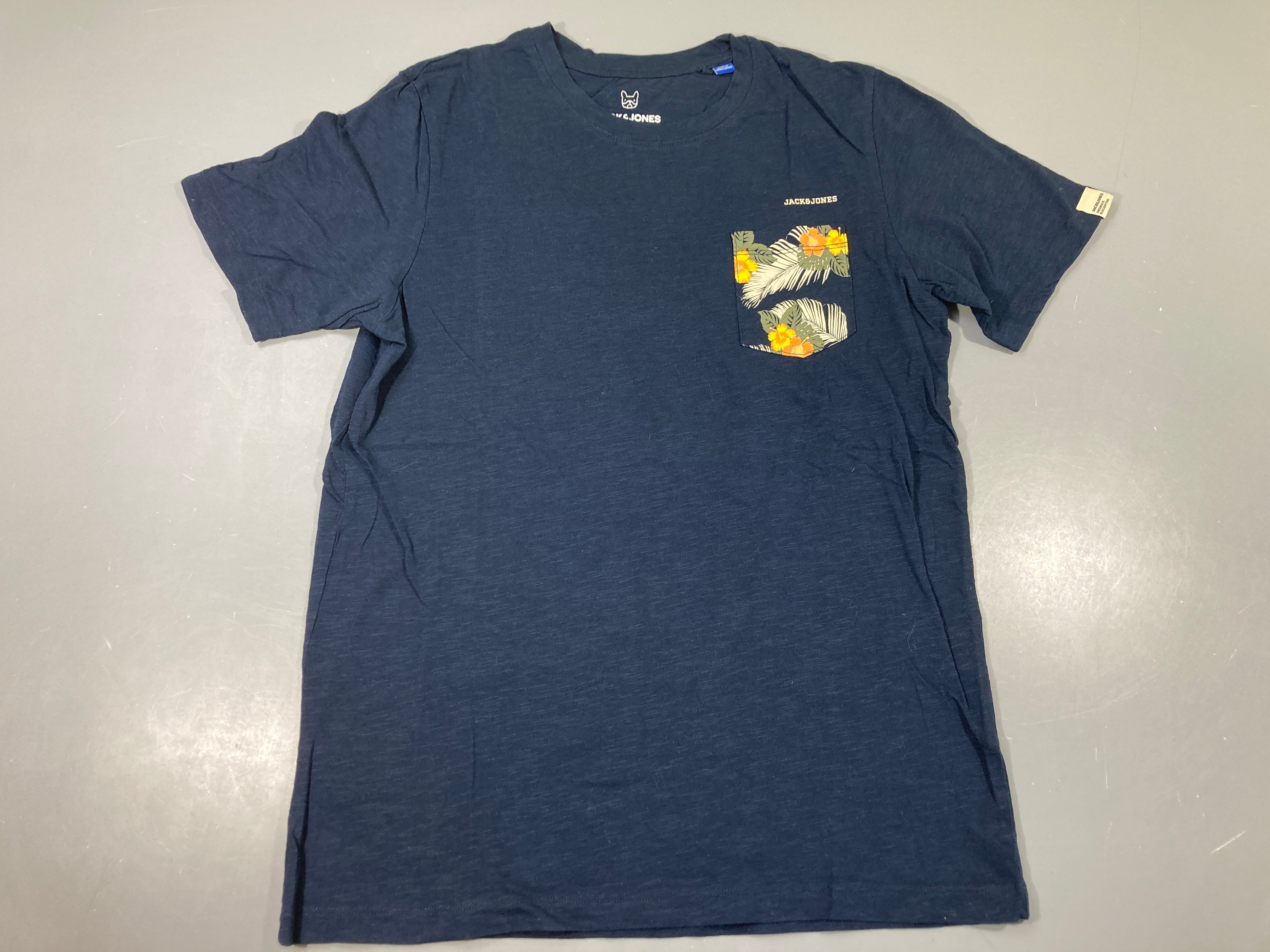 T-shirt m.c bleu foncé flammé poche fleurie
