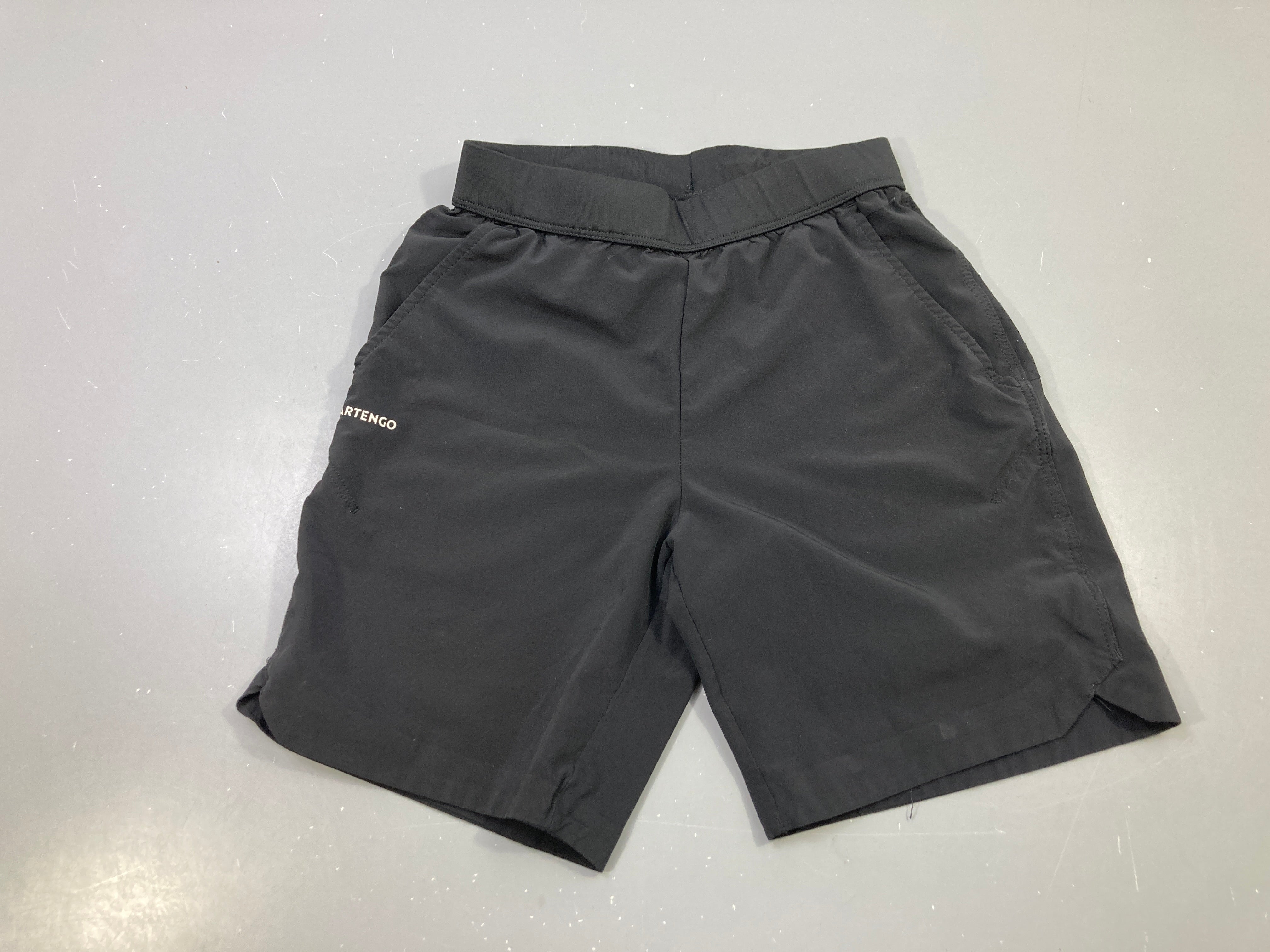 Short de sport noir, taille élastique, poches, Artengo (pas d'étiquette, taille estimée)