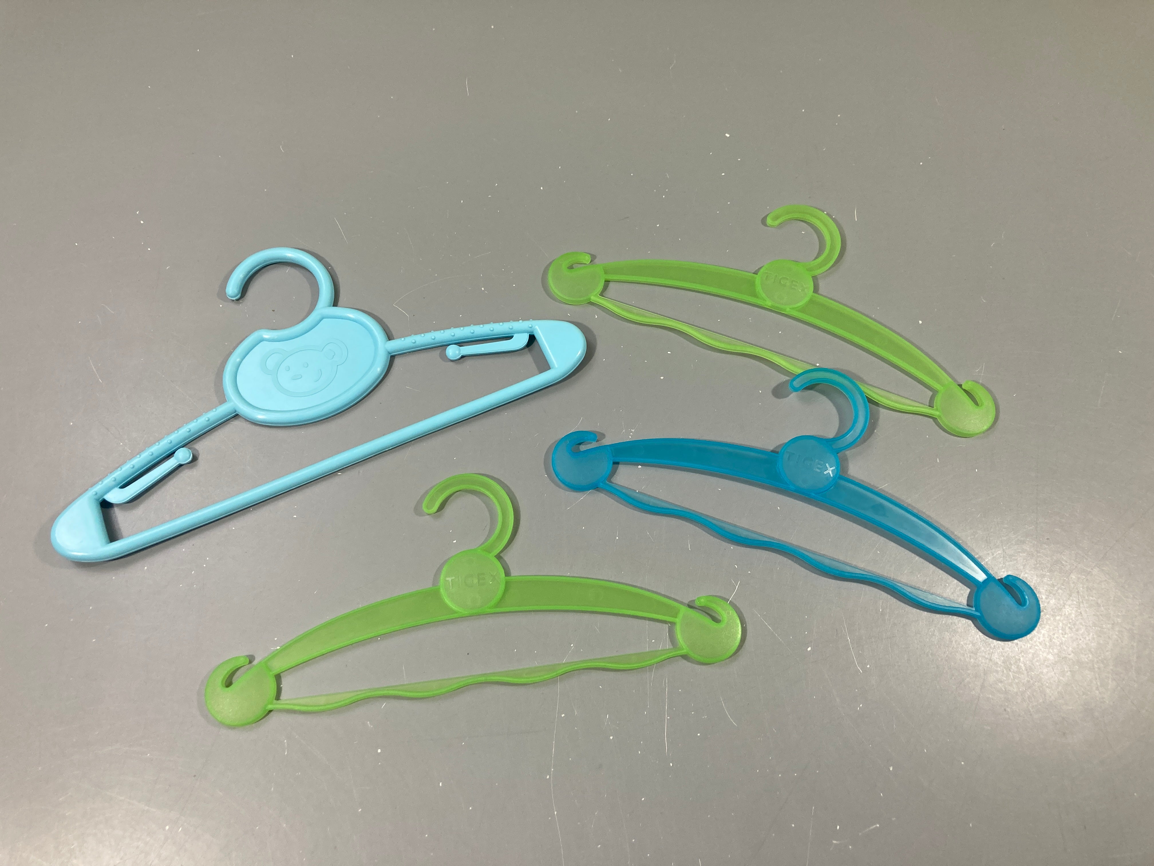 Lot de 4 cintres de poupée