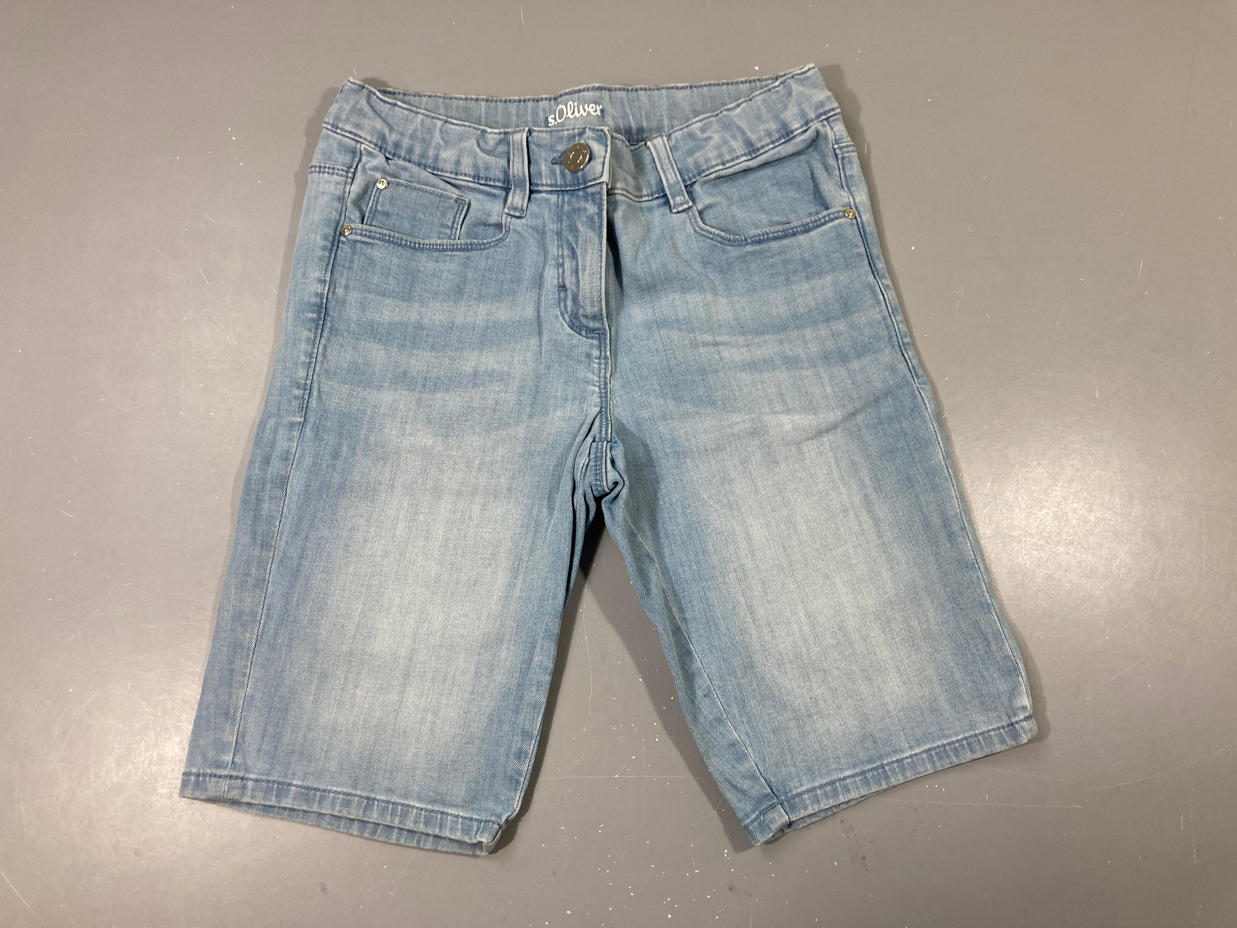 Bermuda jean bleu clair, élasthane légèrement détendu