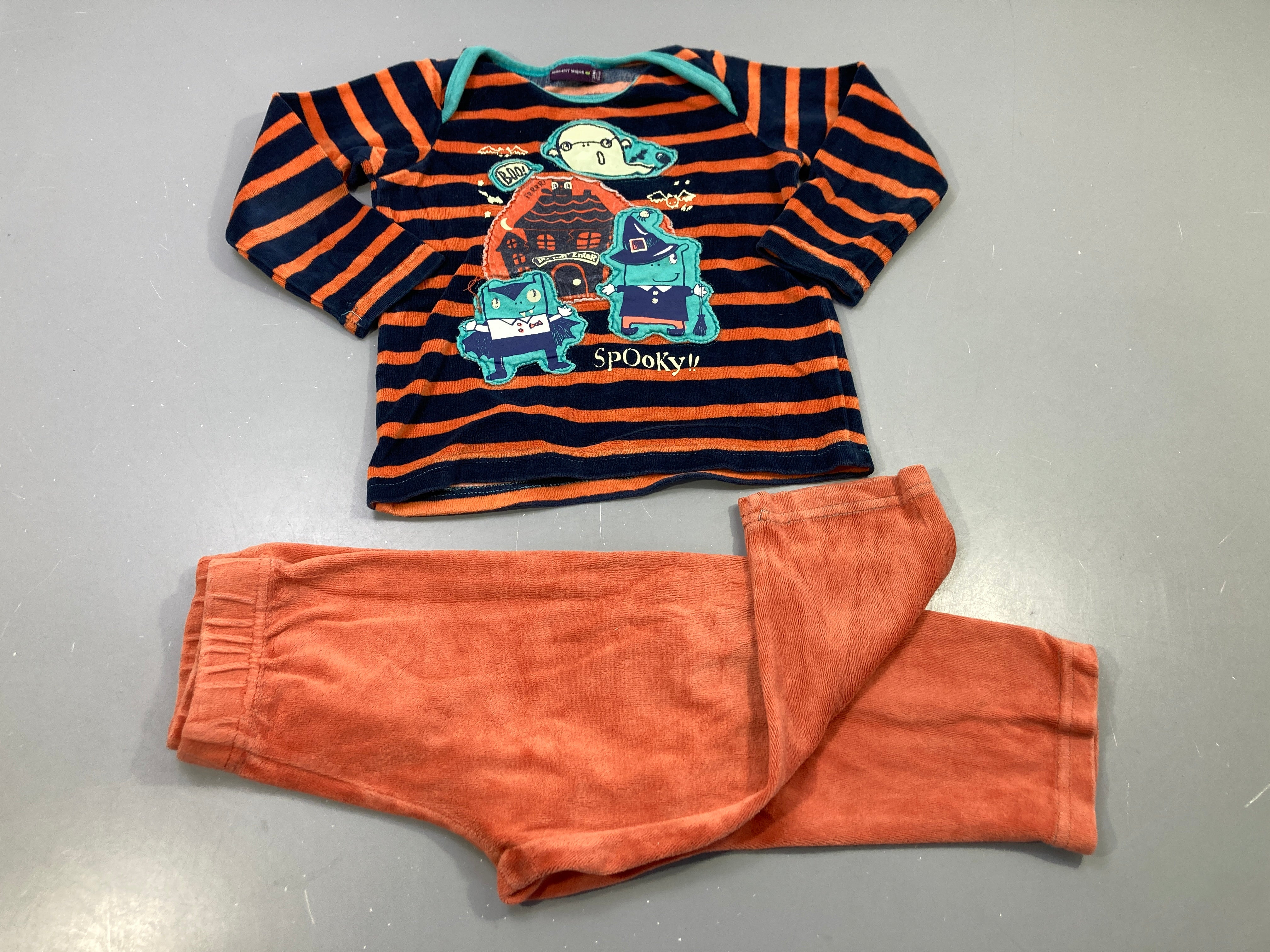 Pyjama 2pcs velours dessus rayé bleu marine, orange dessins d'Halloween, dessous orange