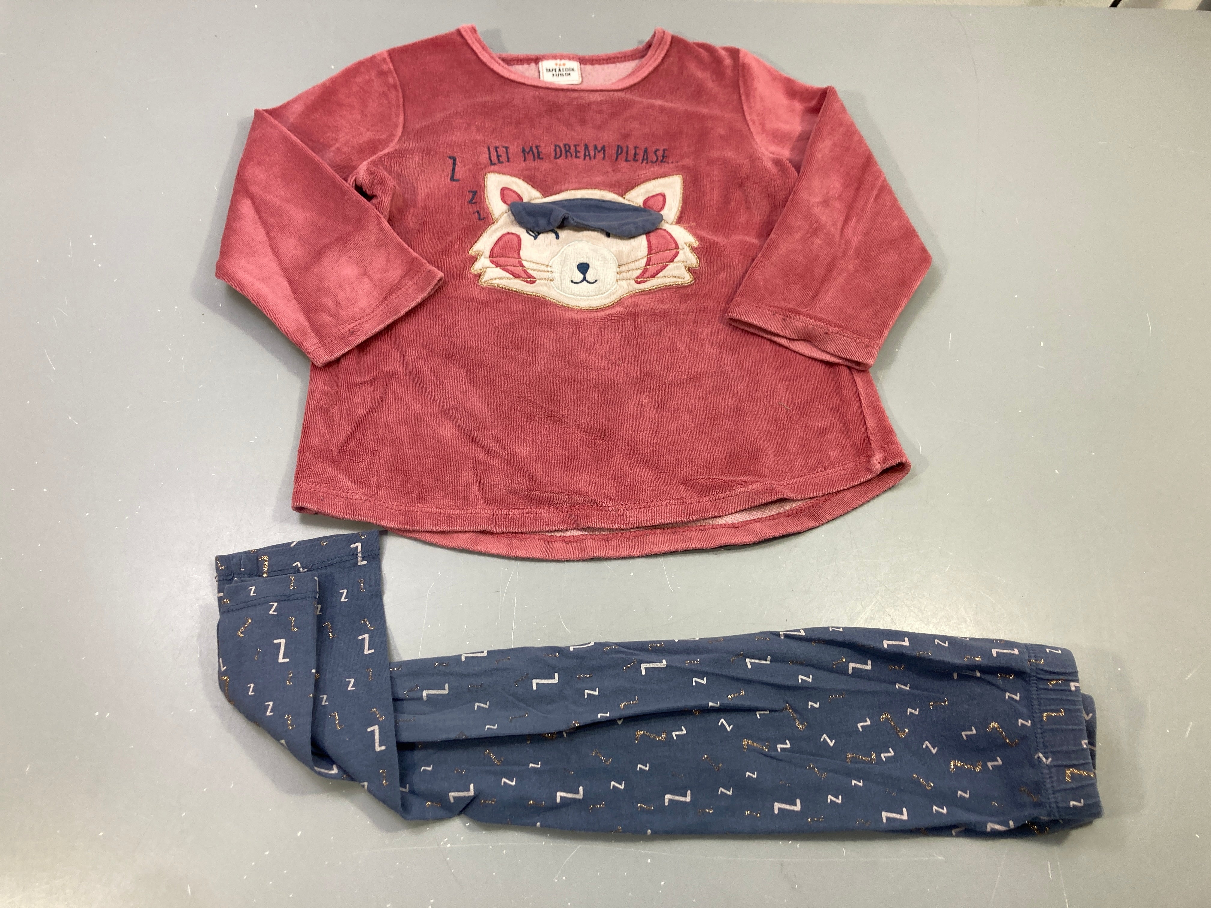 Pyjama, dessus velours rose, tête de chat, dessous jersey bleu motifs 