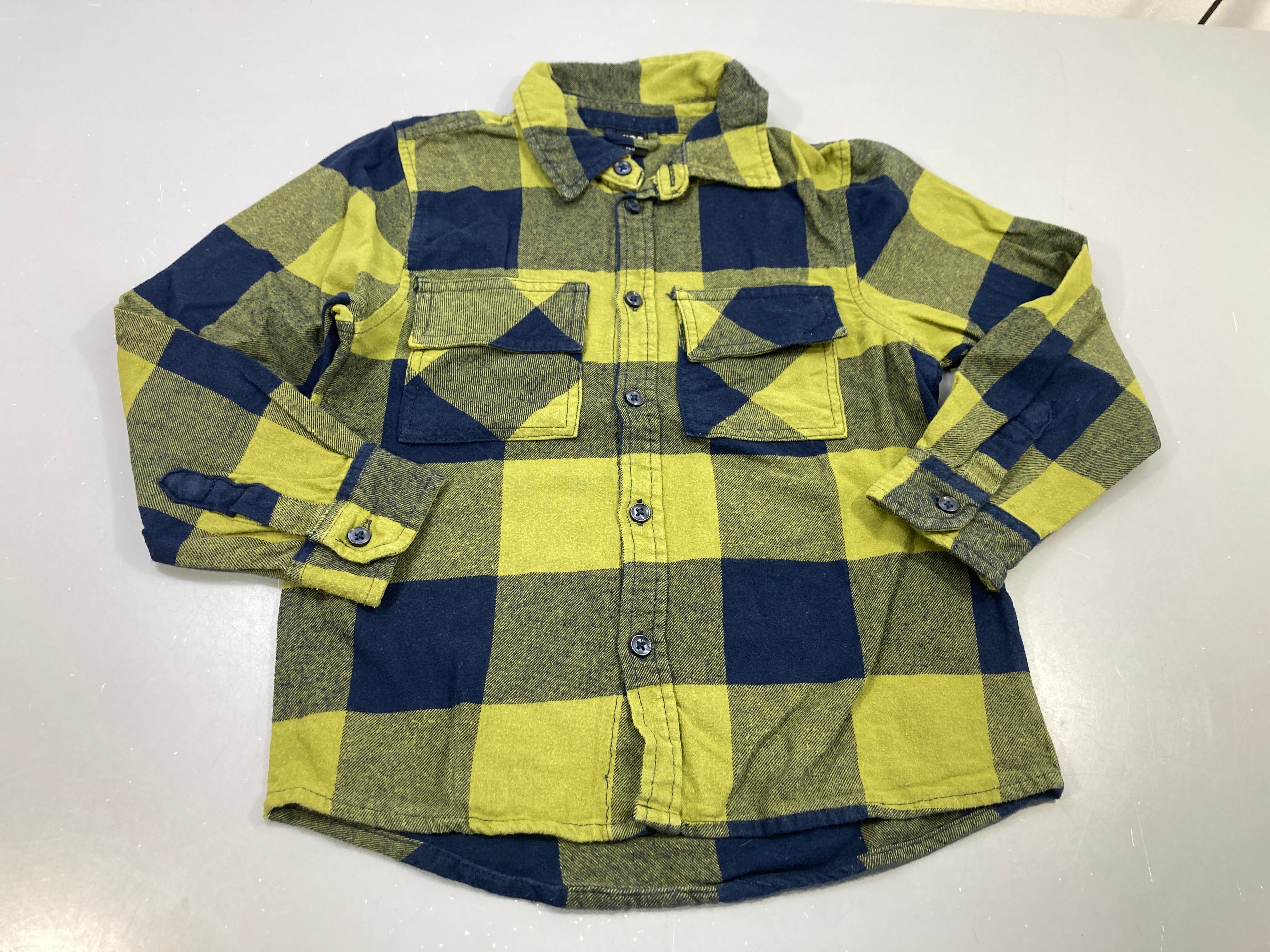 Chemise m.l à carreaux bleu marine vert ,légèrement bouloché