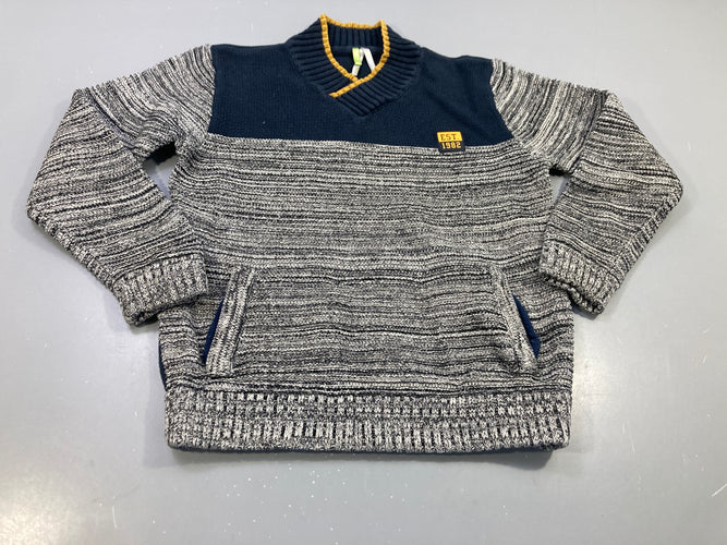 Pull bleu marine, gris chiné , col châle "EST 1982",léger accro à l'arrière, moins cher chez Petit Kiwi