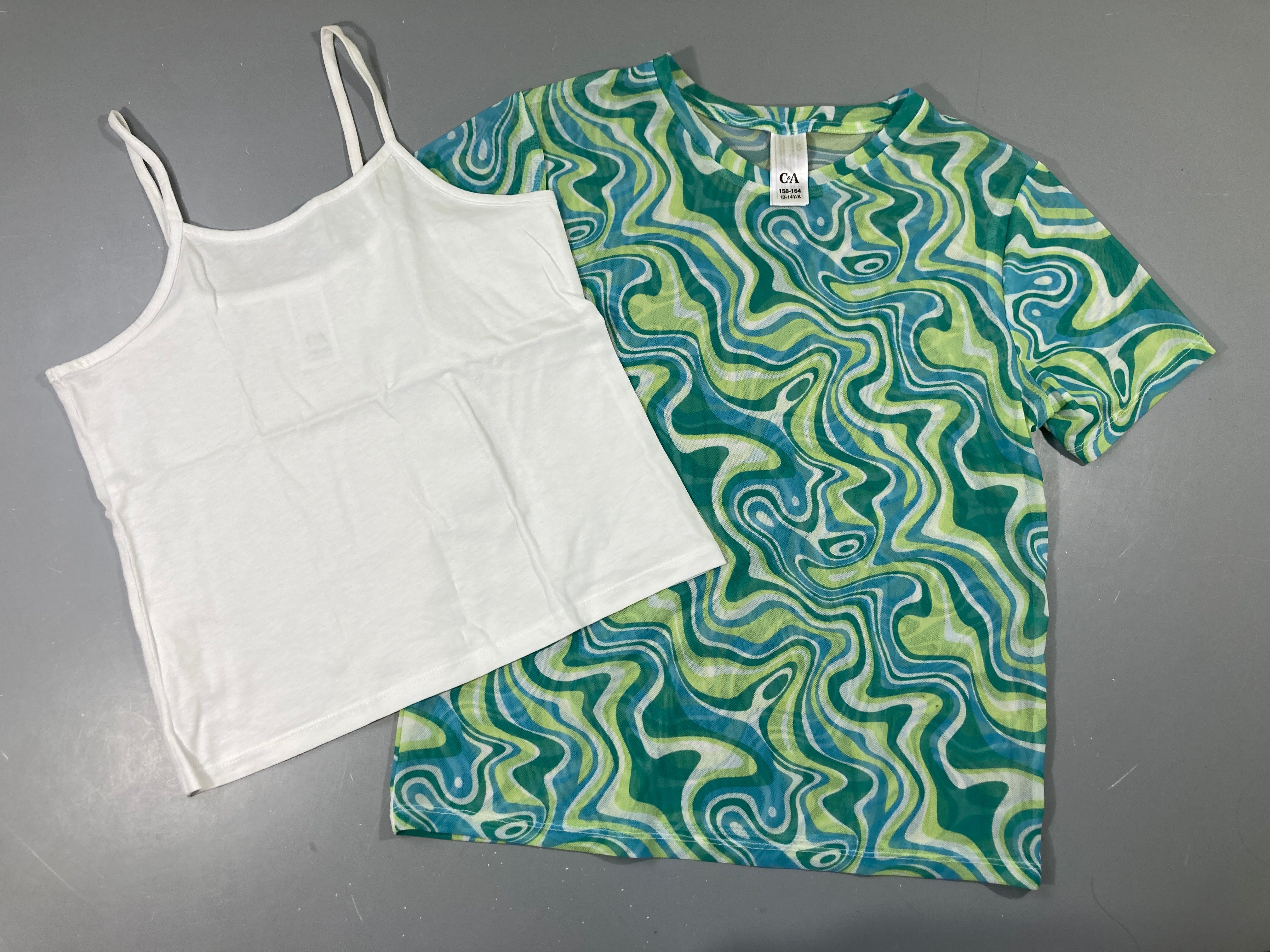 Blouse m.c fluide motifs vert /bleu transparent top blanc fines bretelles