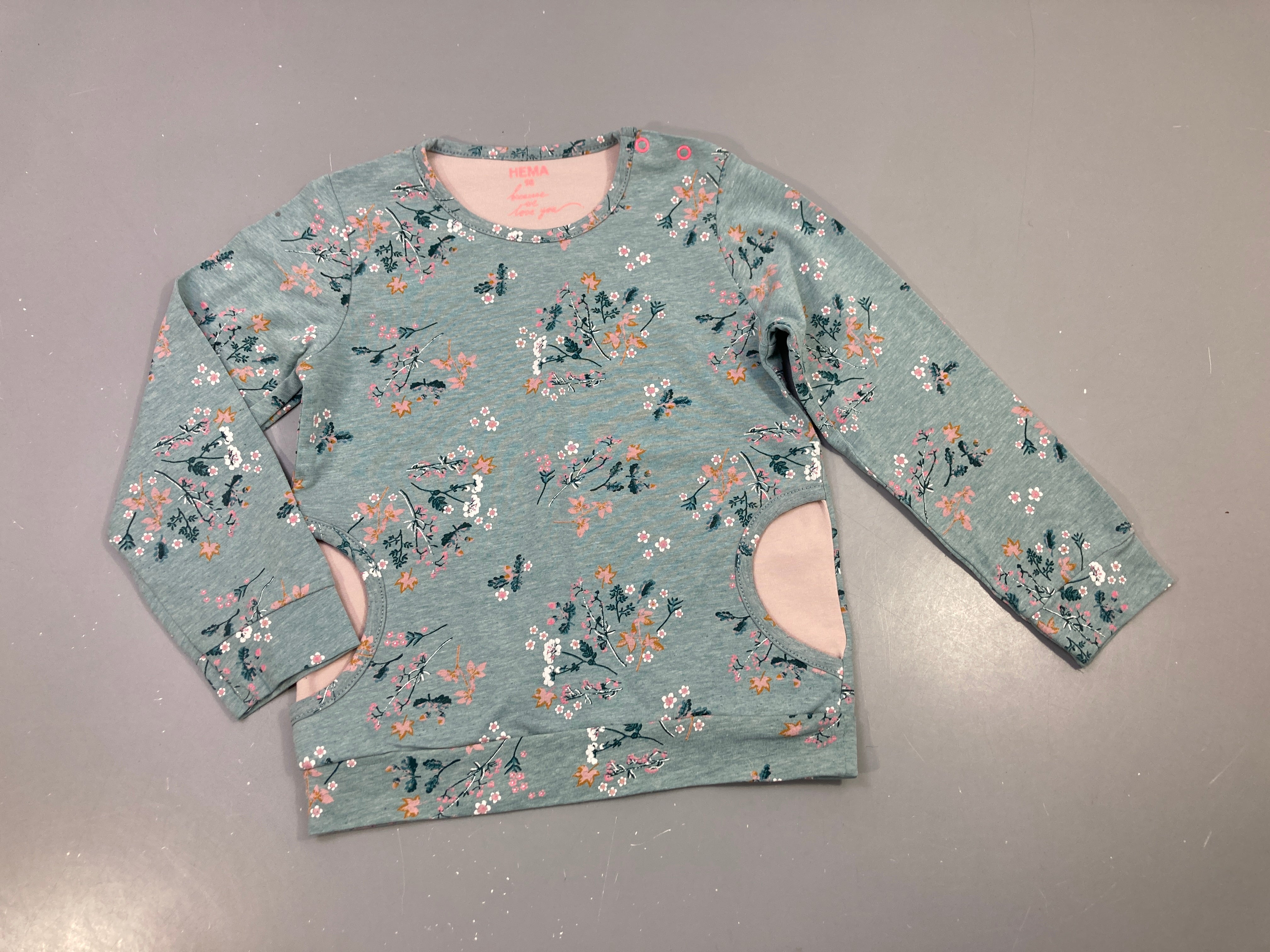 T-shirt m.l bleu flammé à fleurs, poches rose, très légèrement bouloché