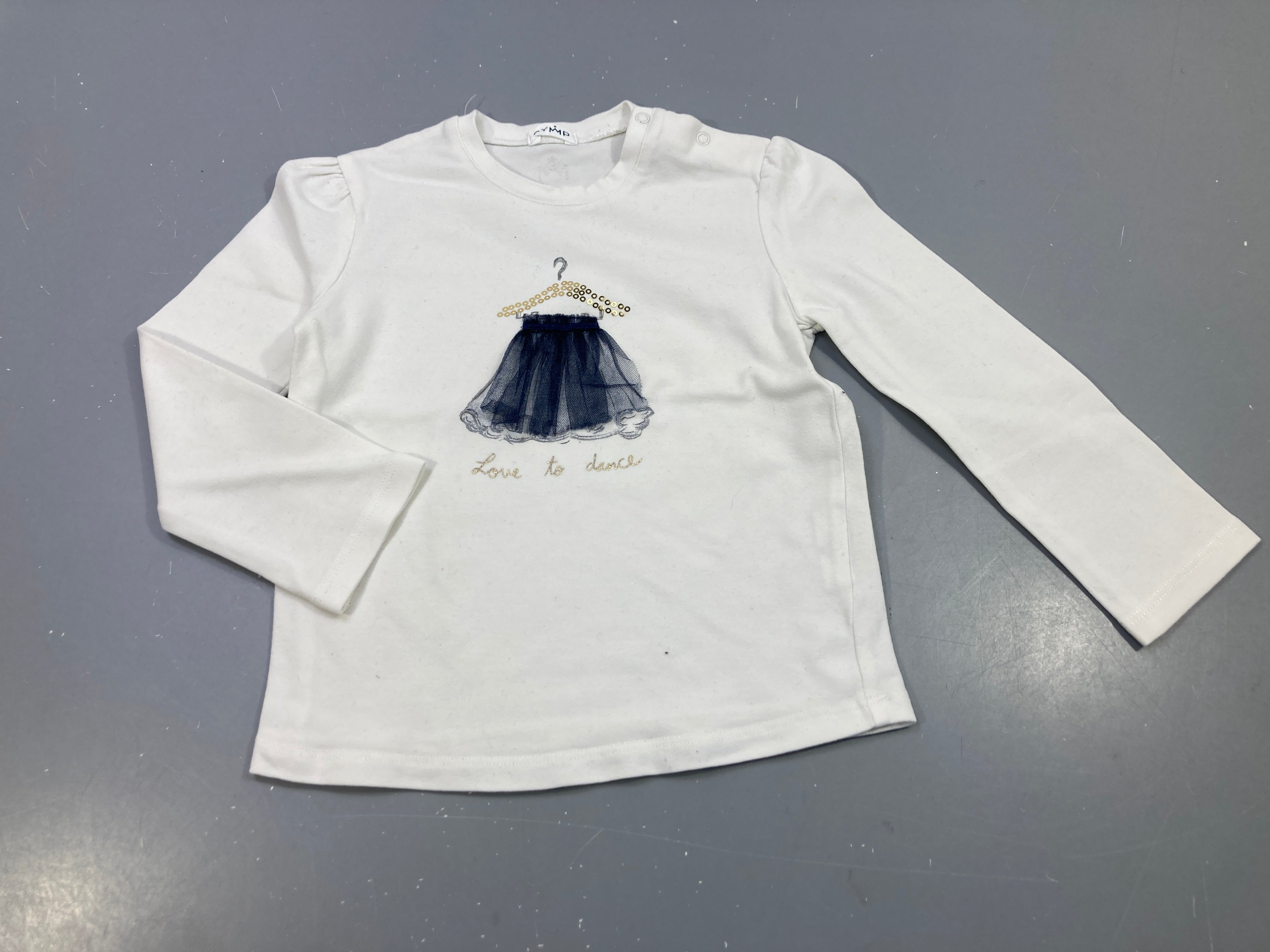 T-shirt m.l blanc ceintre en strass avec jupe bleu marine tulle