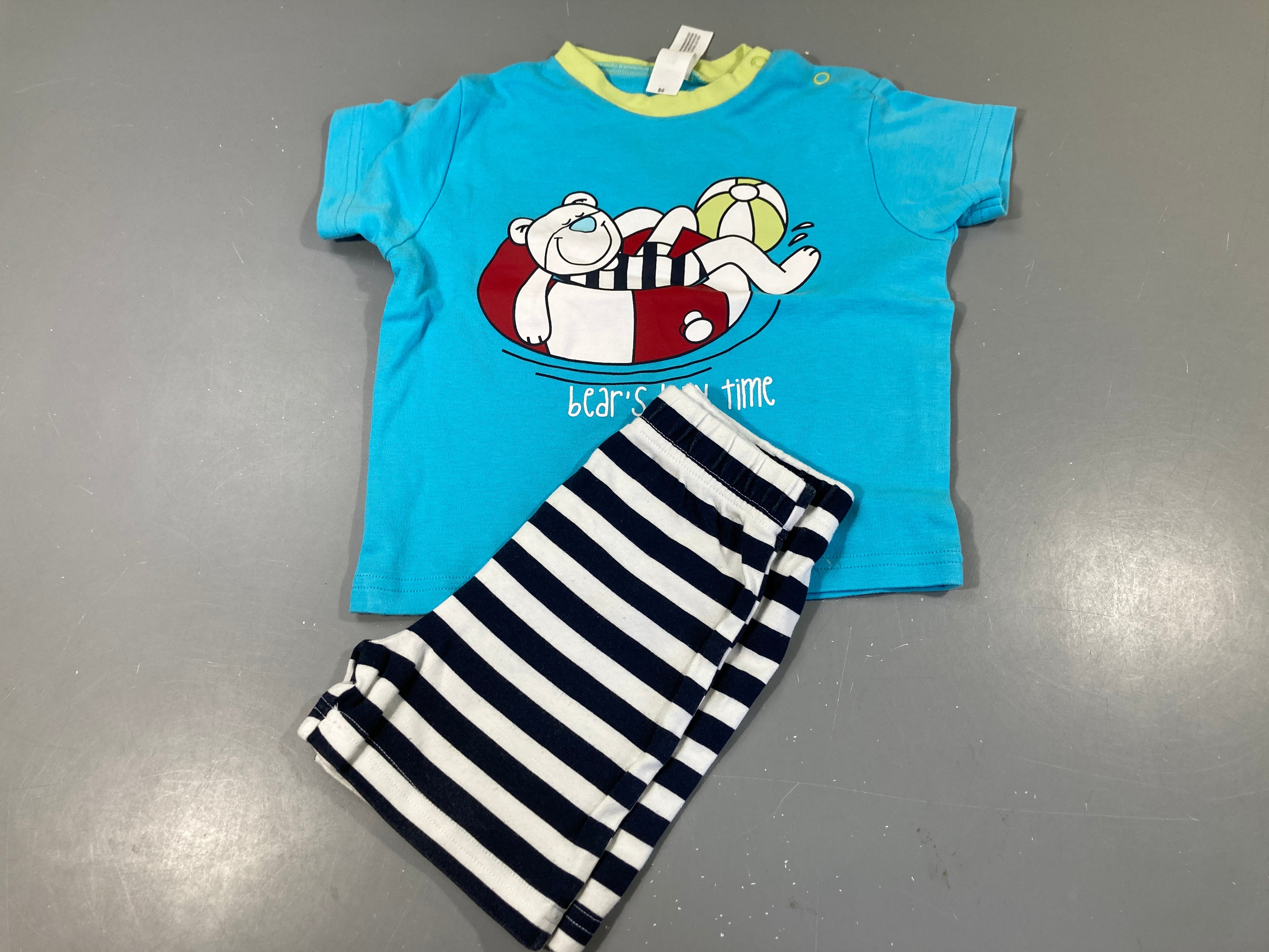 Ensemble T-shirt m.c bleu clair avec ours, short rayé noir et blanc