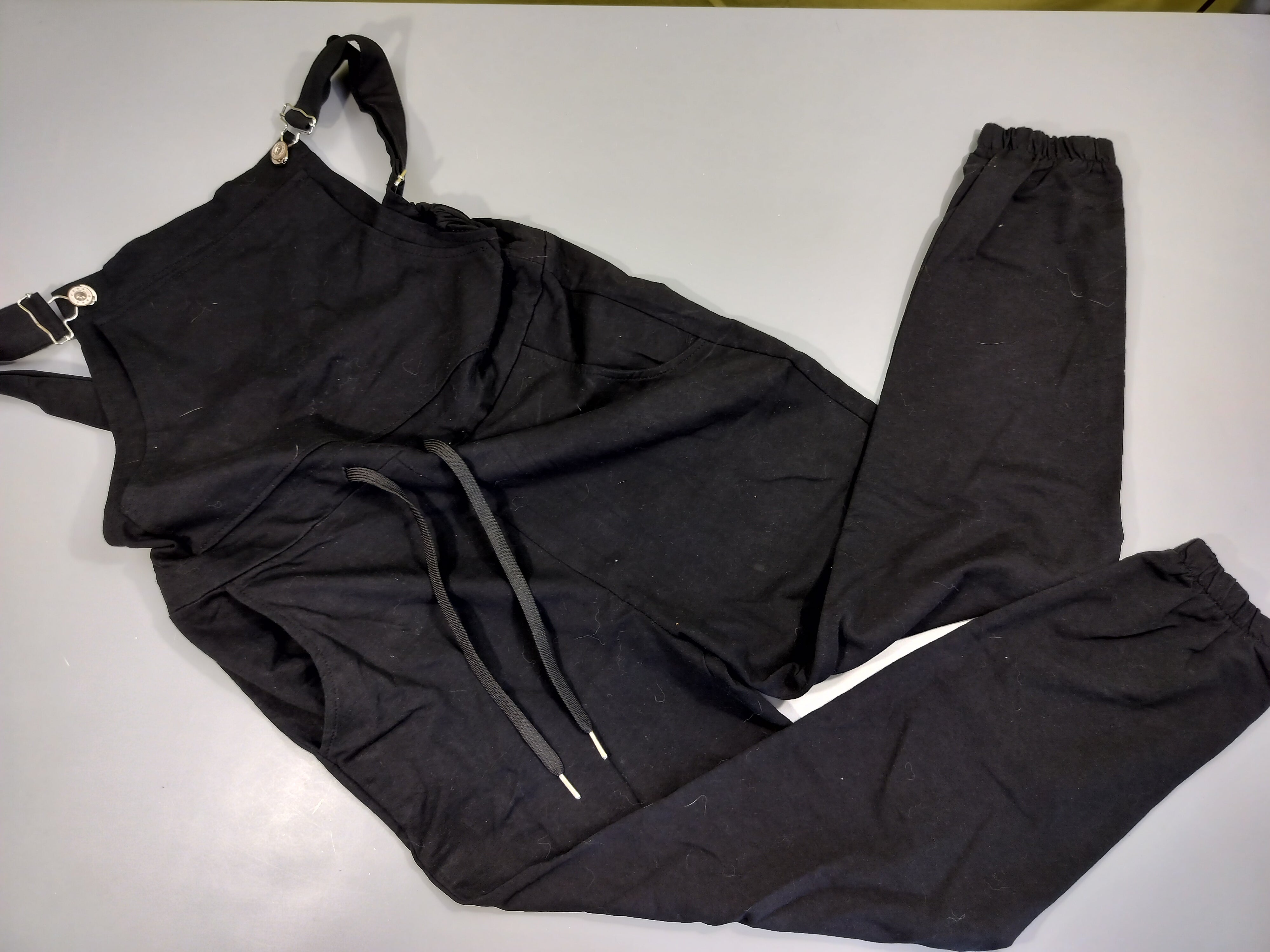 Salopette noire, cheville élastique. pas de taille indiquée, estimée 16a