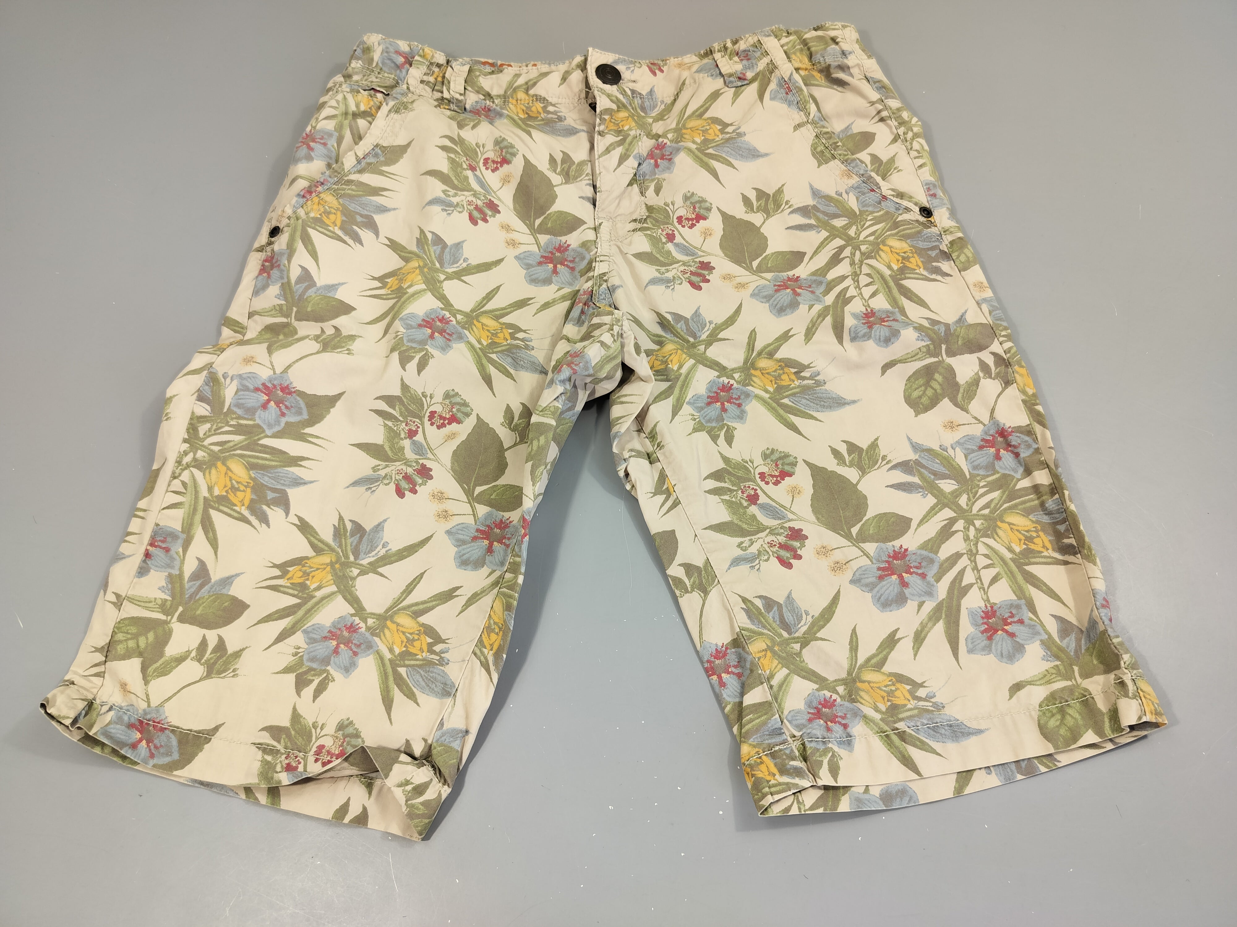 Bermuda gris clair, motifs fleuris . 100% coton