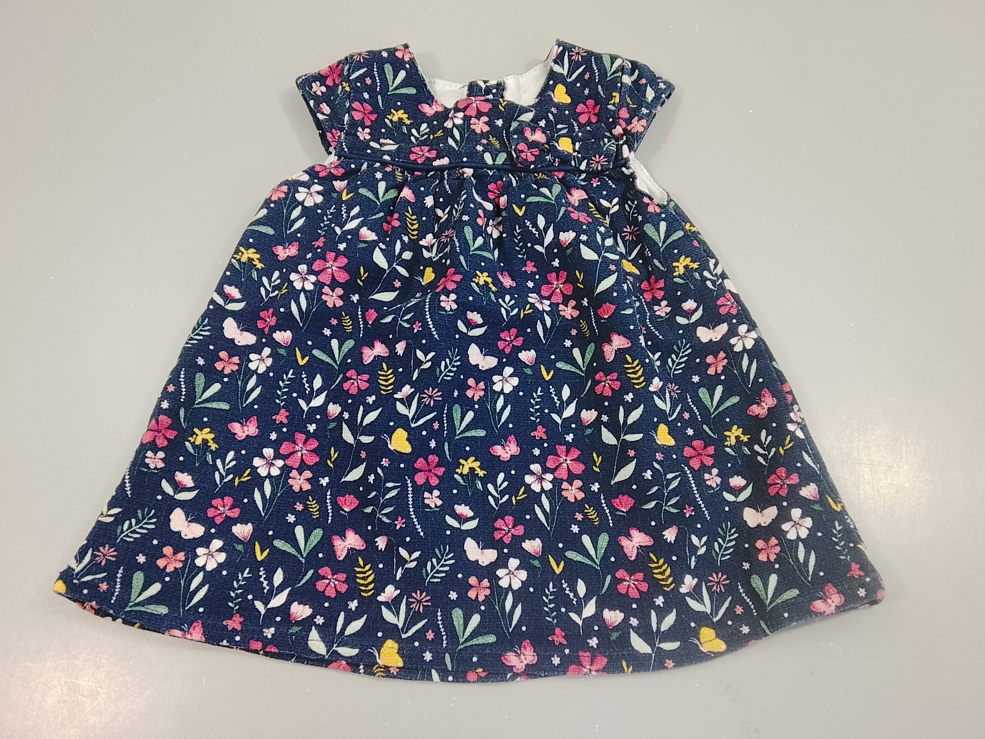 Robe m.c bleu marine texturéà motifs feurs et papillons rose, jaune, vert,,,,