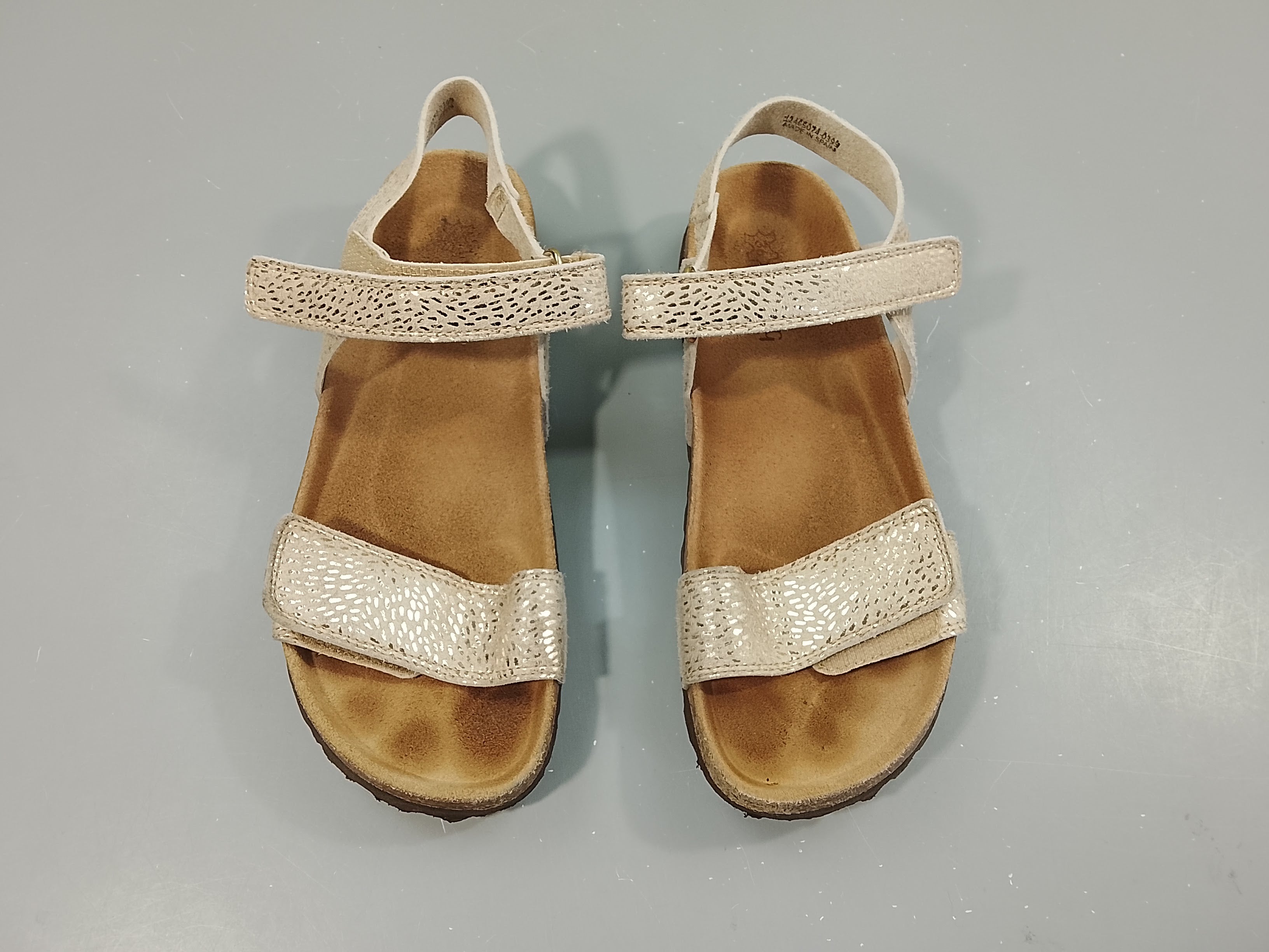 Sandalettes dorées avec petits motifs -36