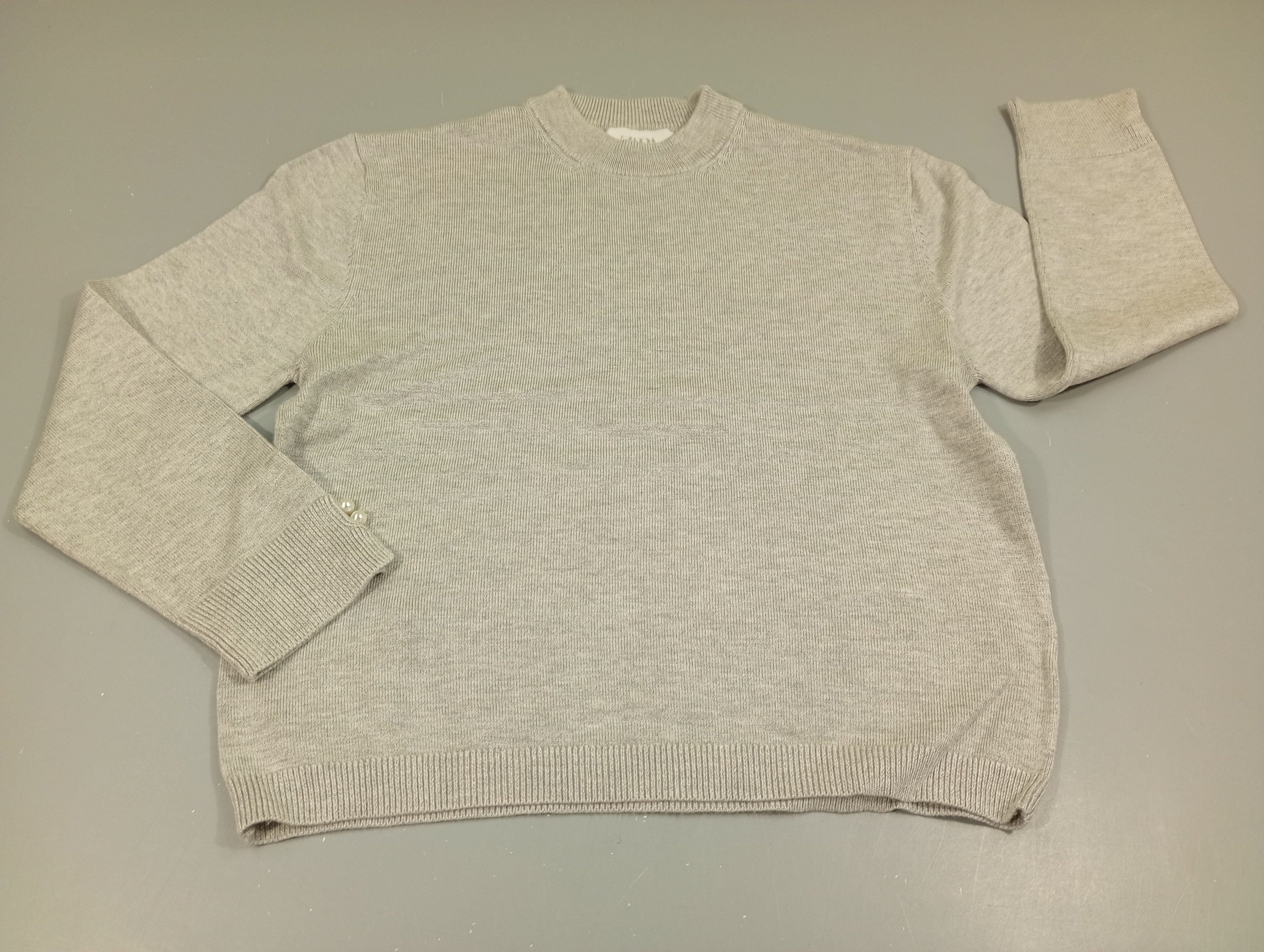 Pull court  gris clair chiné, perles blanhecs aux manches