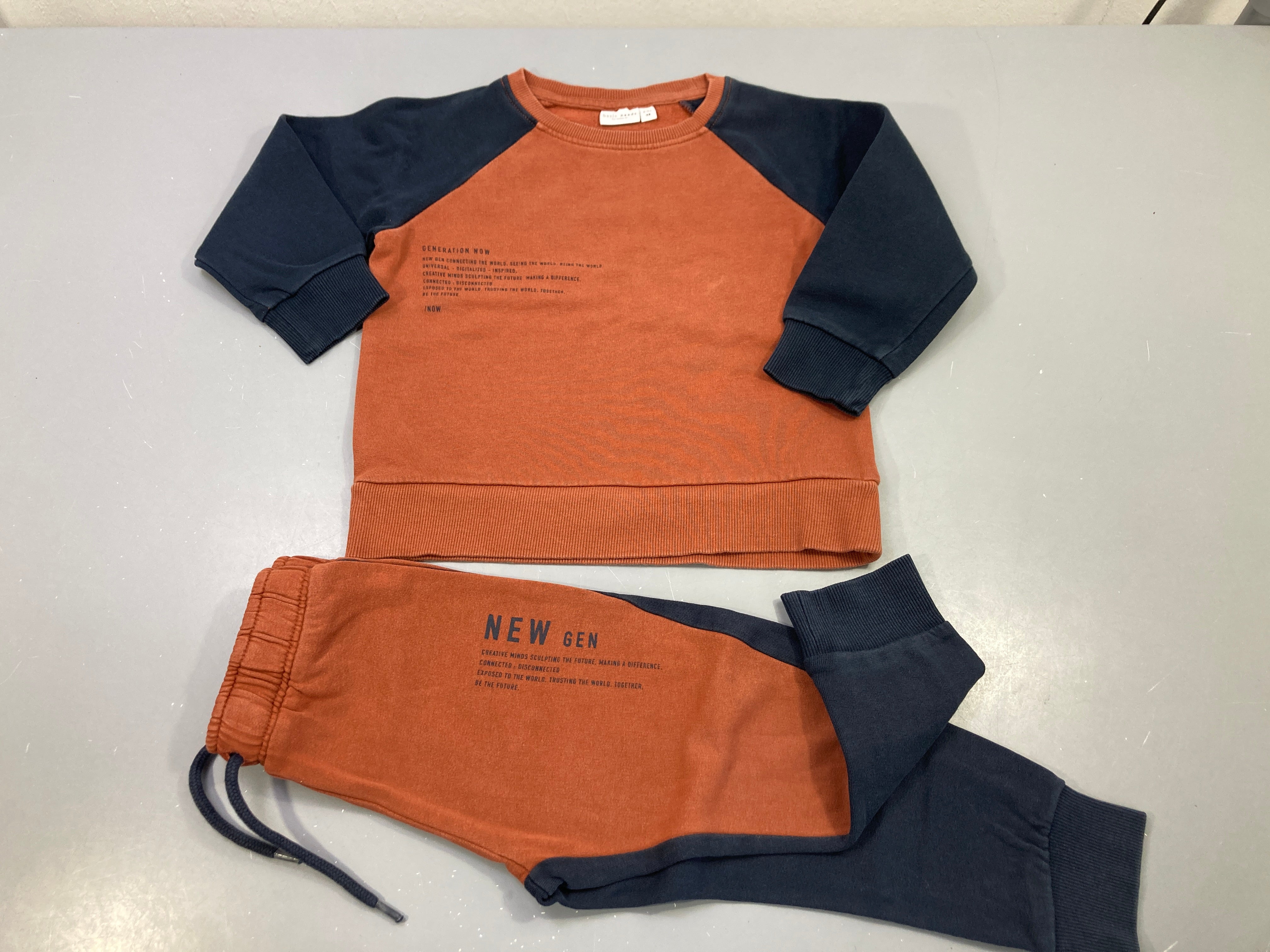 Ensemble jogging brique et bleu marine 