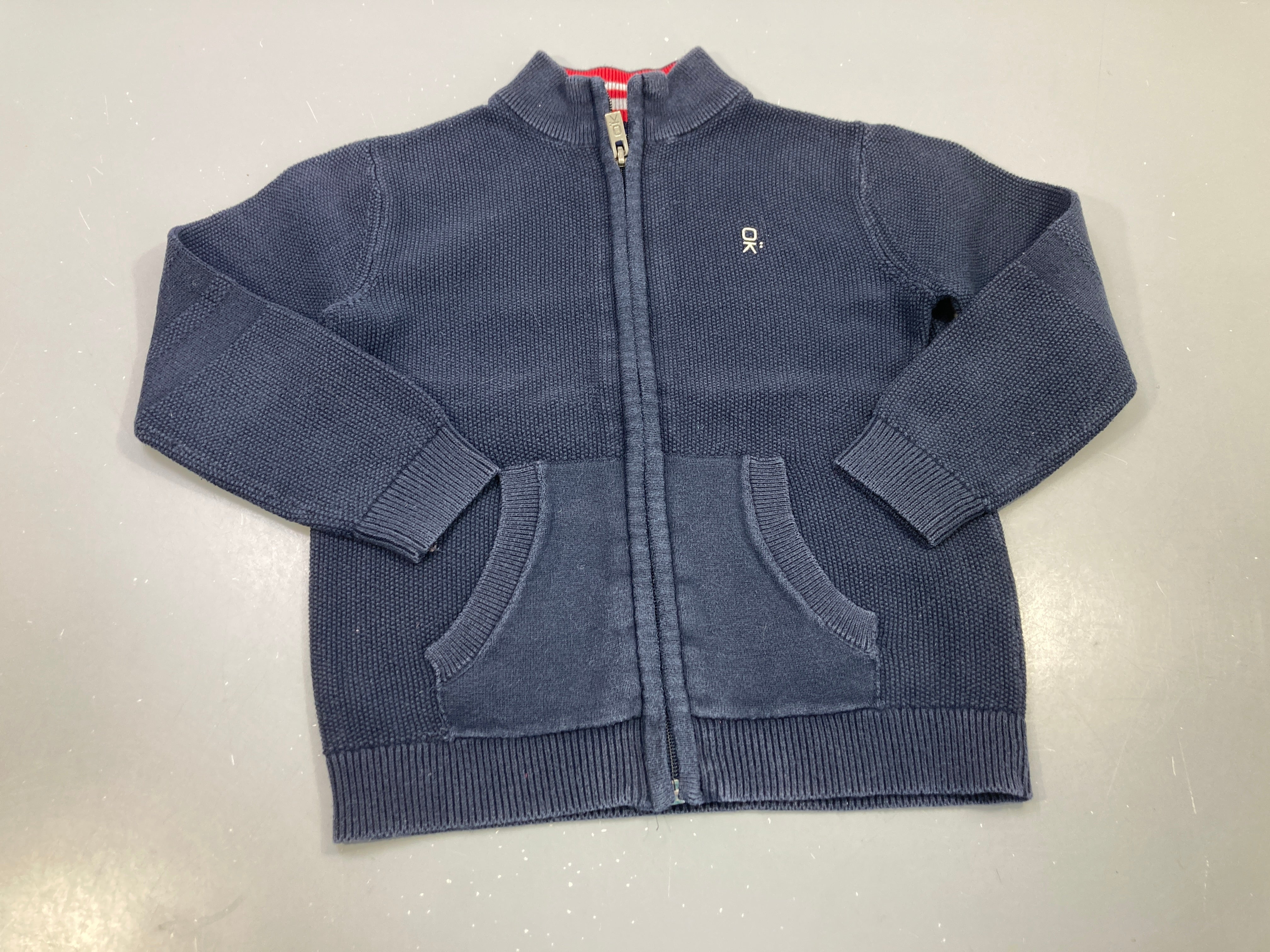Gilet zippé bleu marine,  texturé, poche à l'avant logo OK