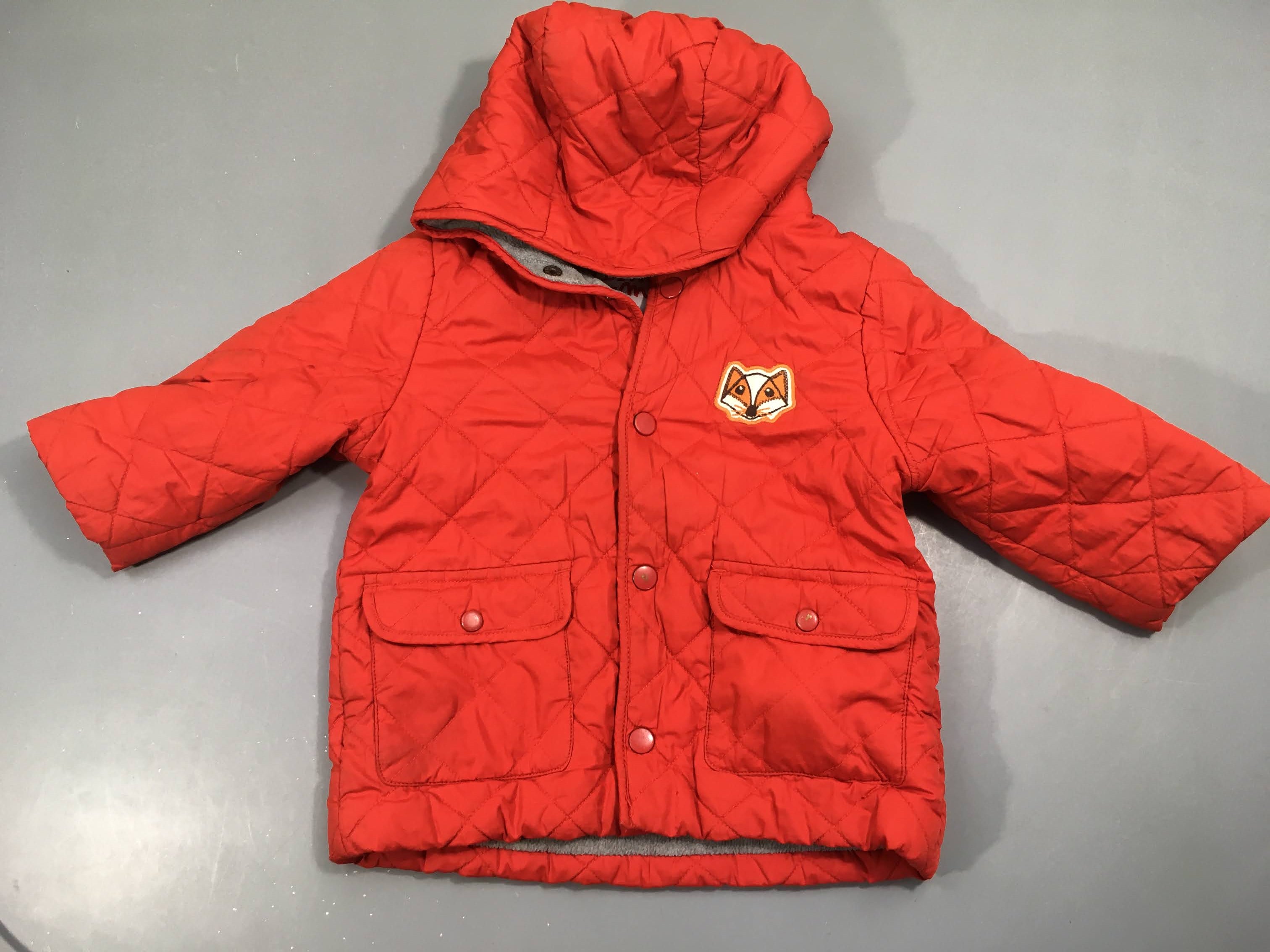 Veste matelassée à capuche doublée rouge