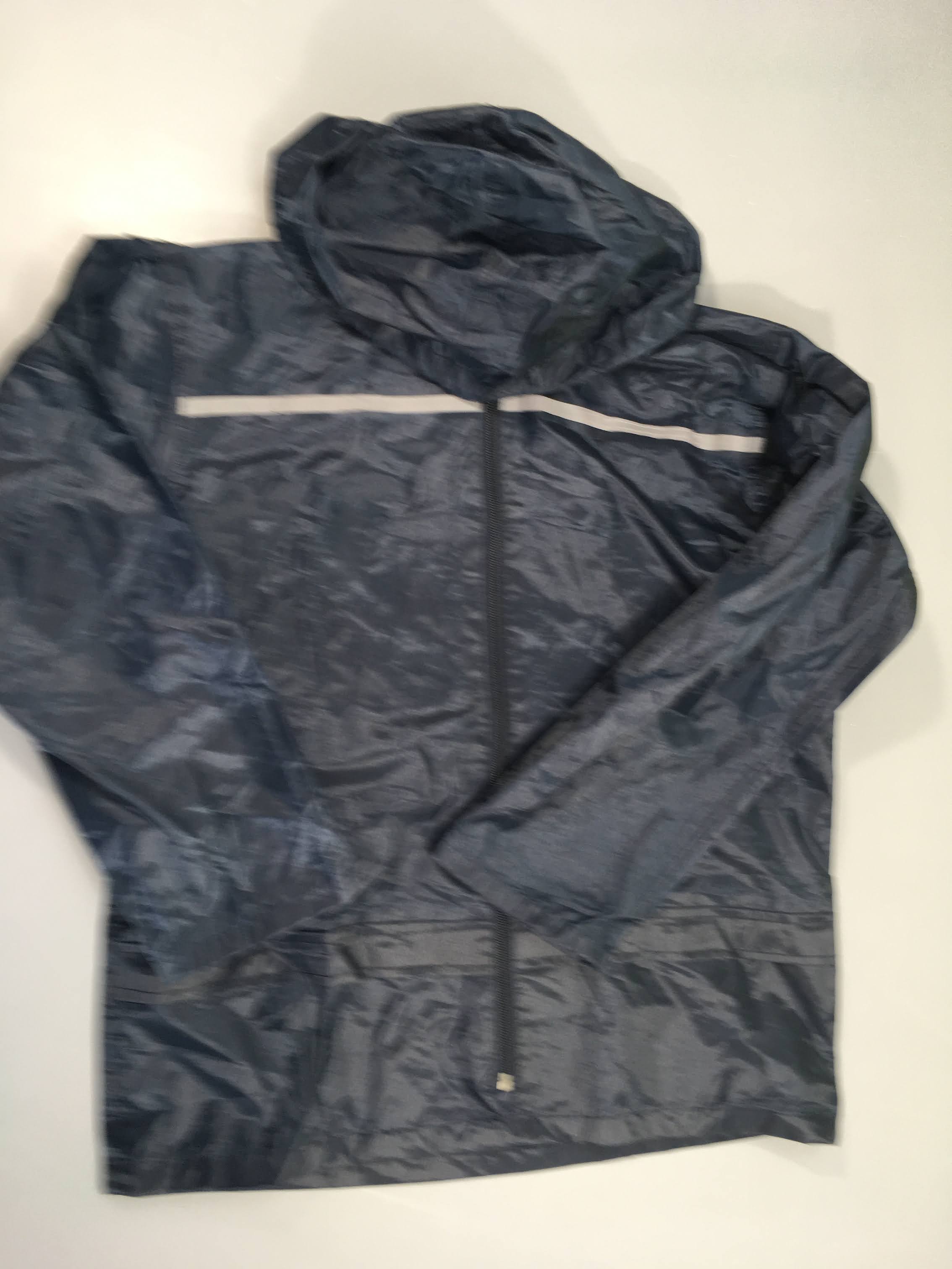 Veste coupe-vent marine avec parties réfléchissantes