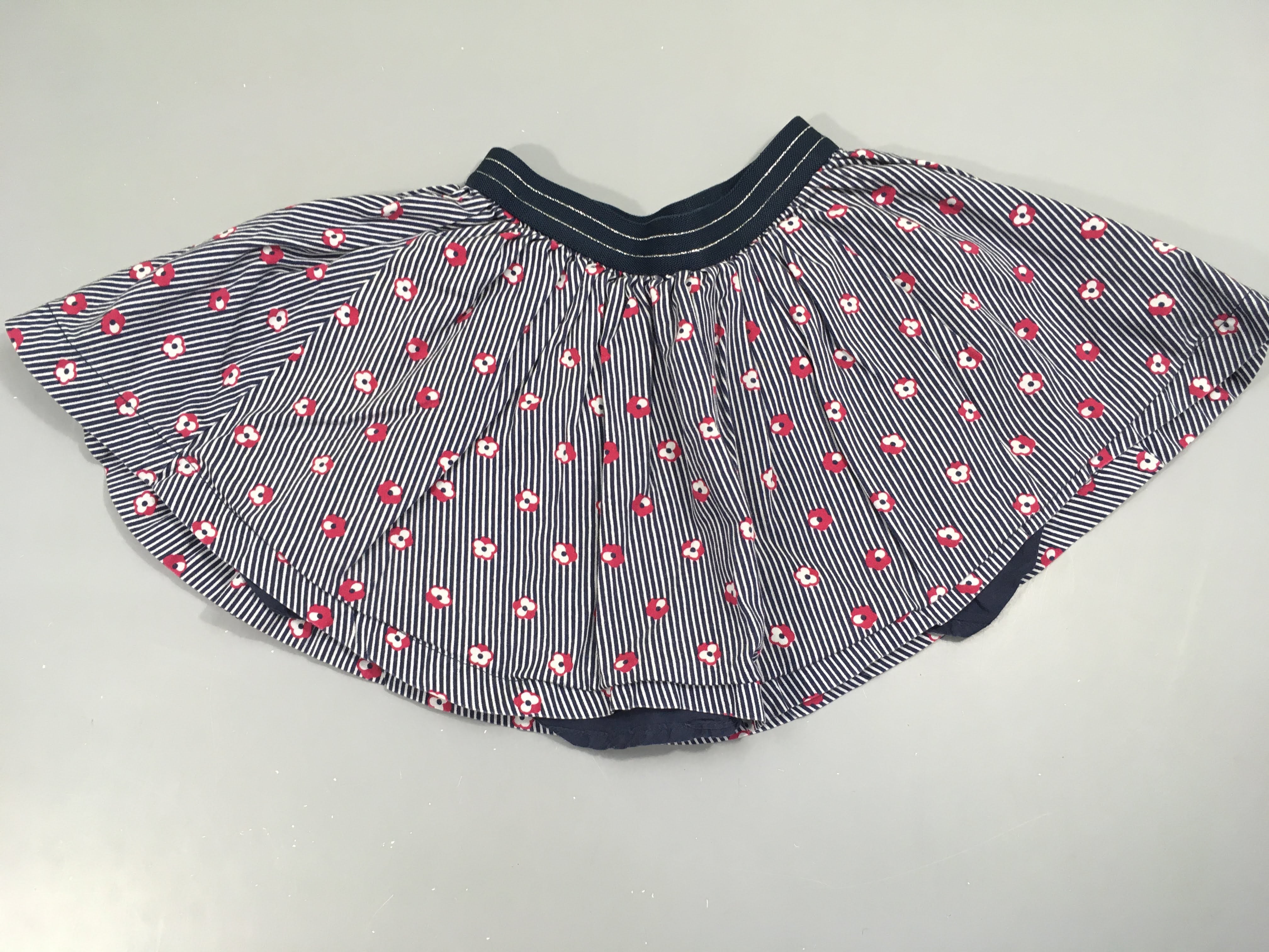 Jupe évasée lignes bleues et blanches avec fleurs