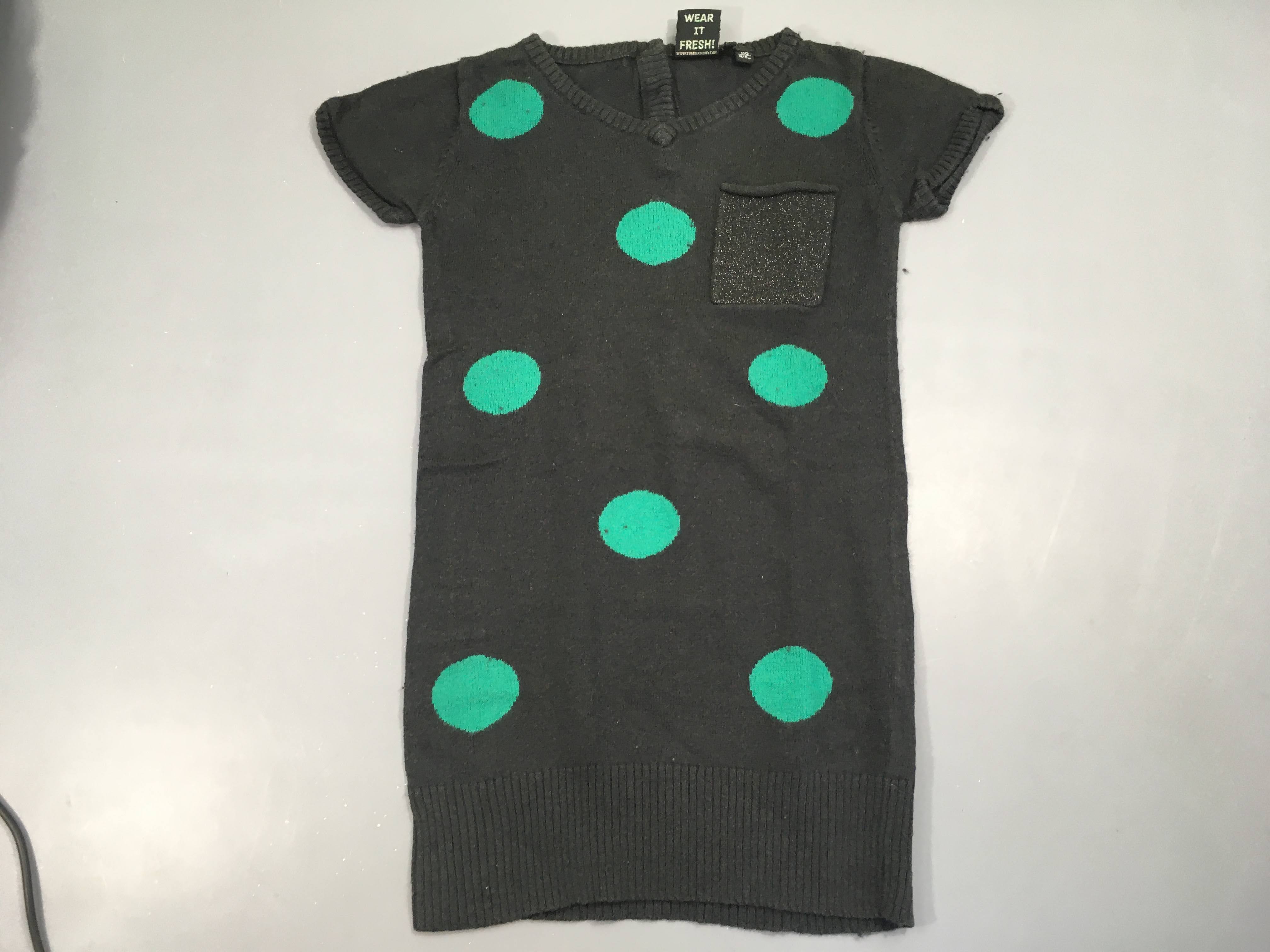 Robe m.c noir pois verts, légèrement boulochée