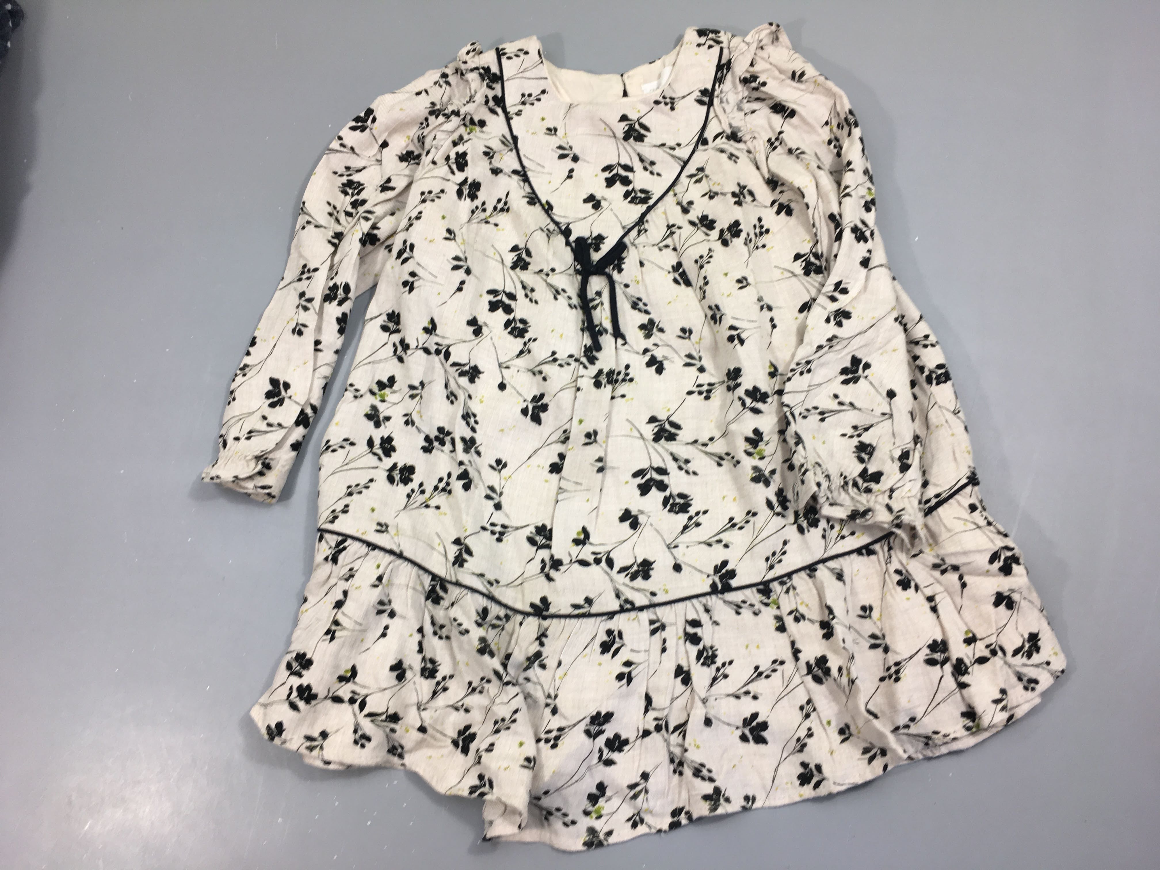 Robe m.l  beige, motifs floraux noirs