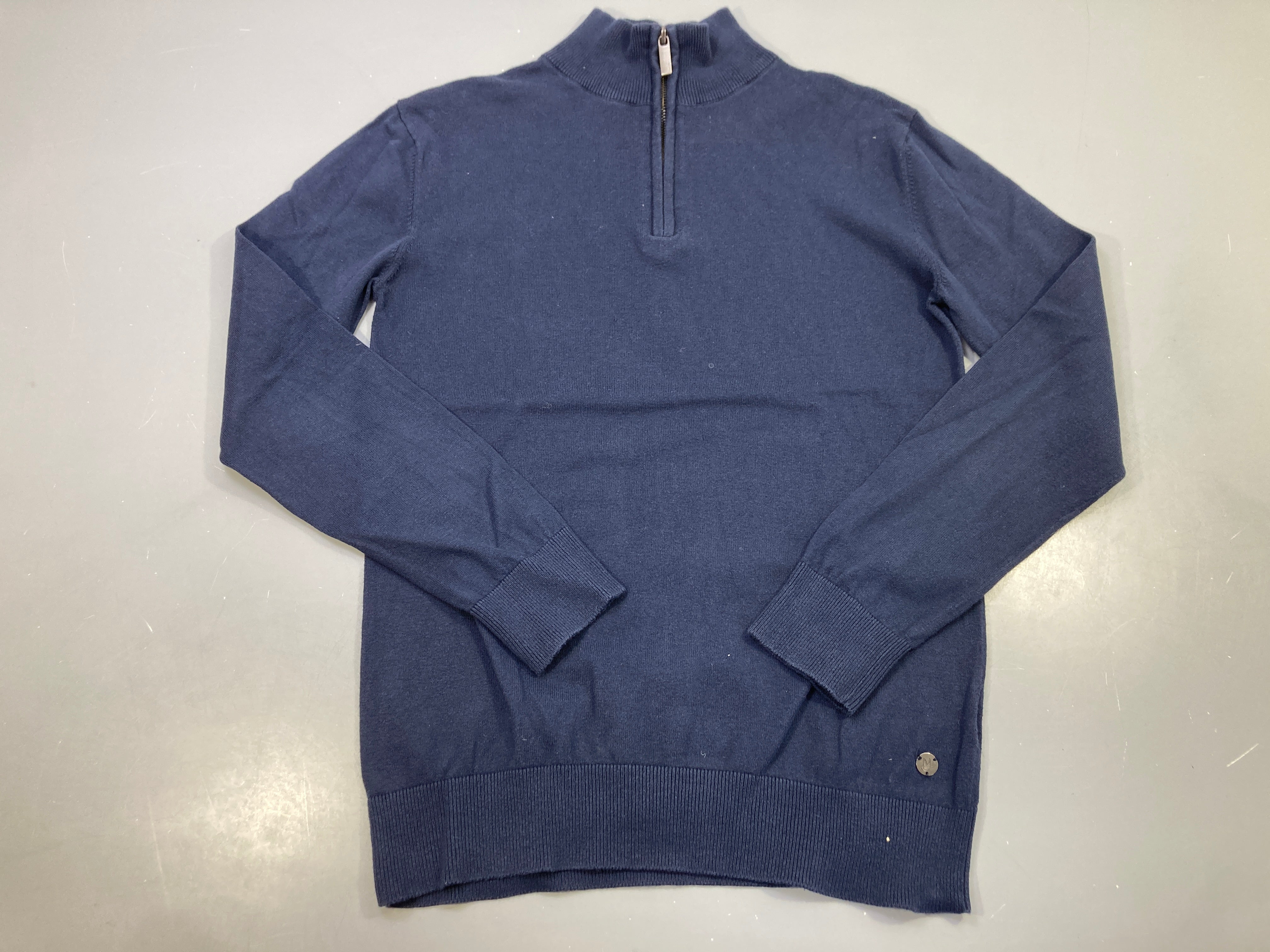 Pull bleu marine col montant zippé, maille fine