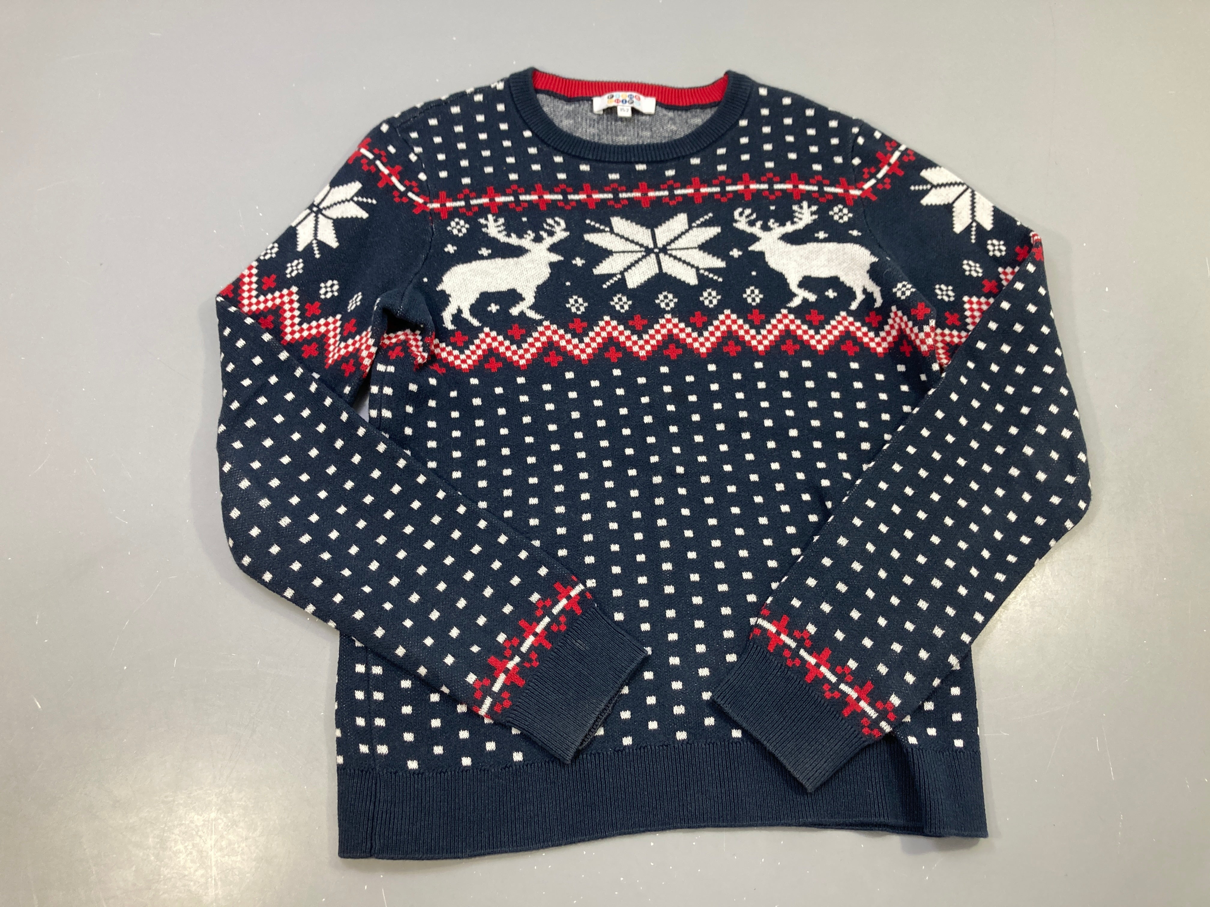 Pull bleu marine jacquard Noël, rennes et flocons rouges et blancs