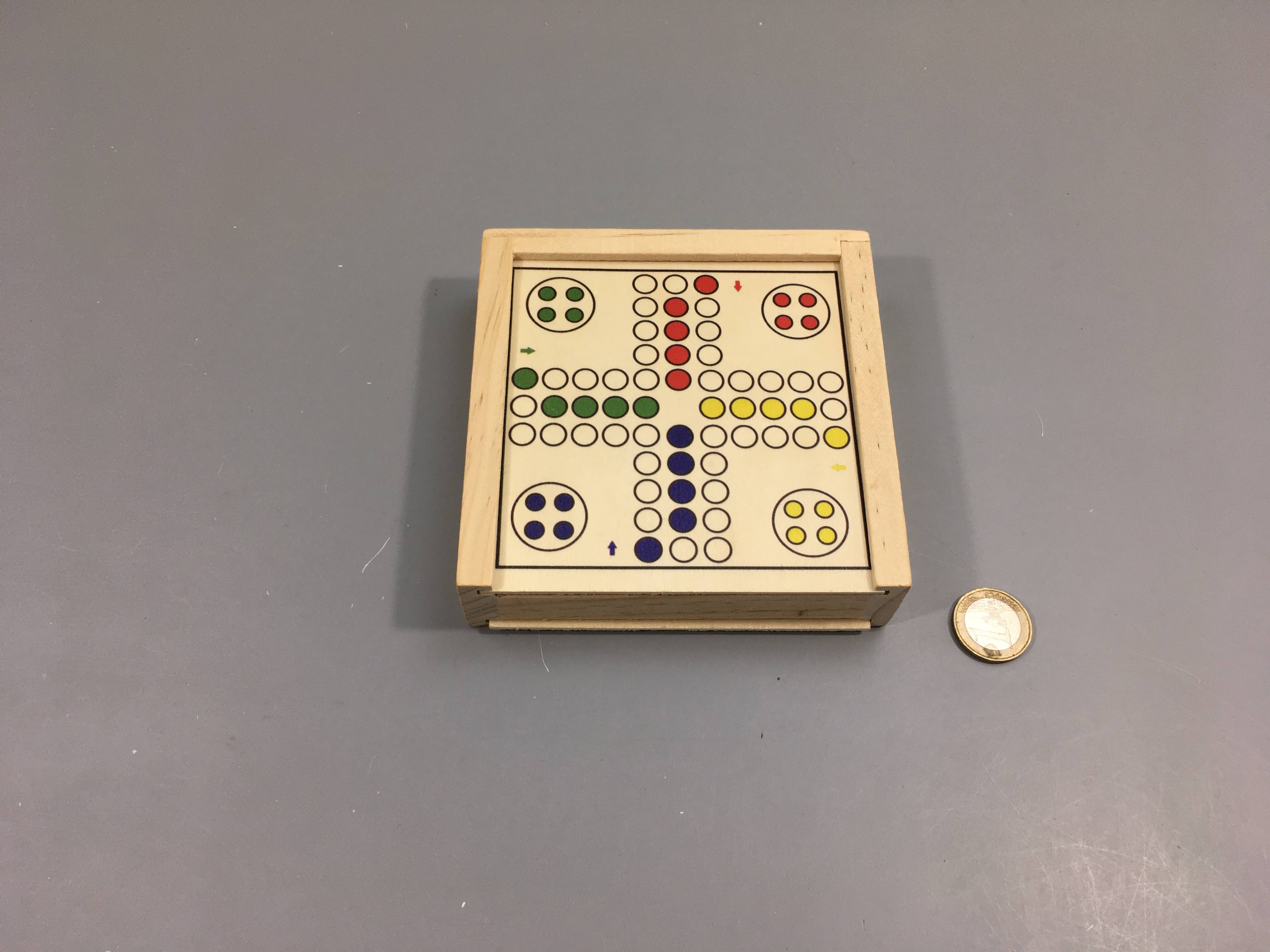 Complet jeu miniature de petits chevaux et d'échec en bois