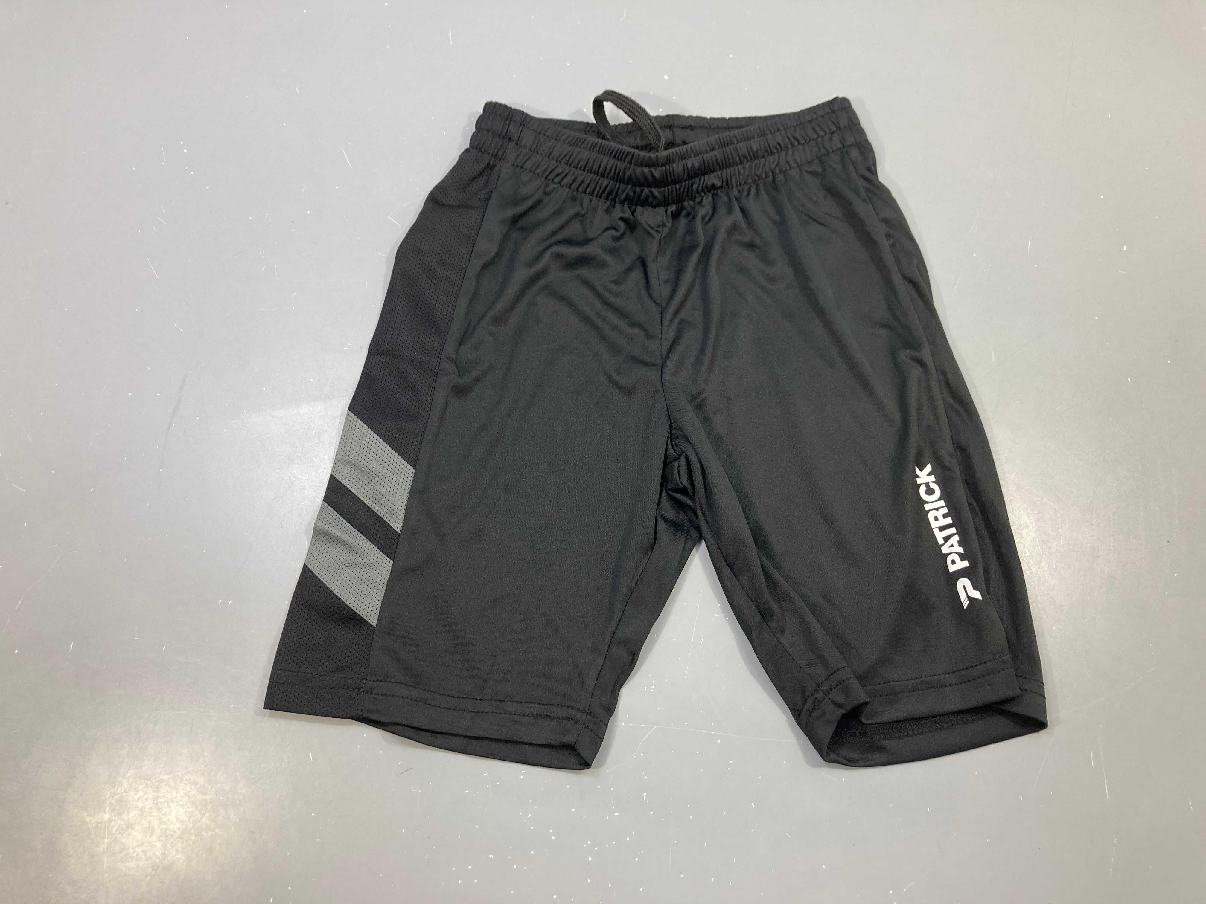 Neuf-Short de sport noir, bandes grises, Patrick