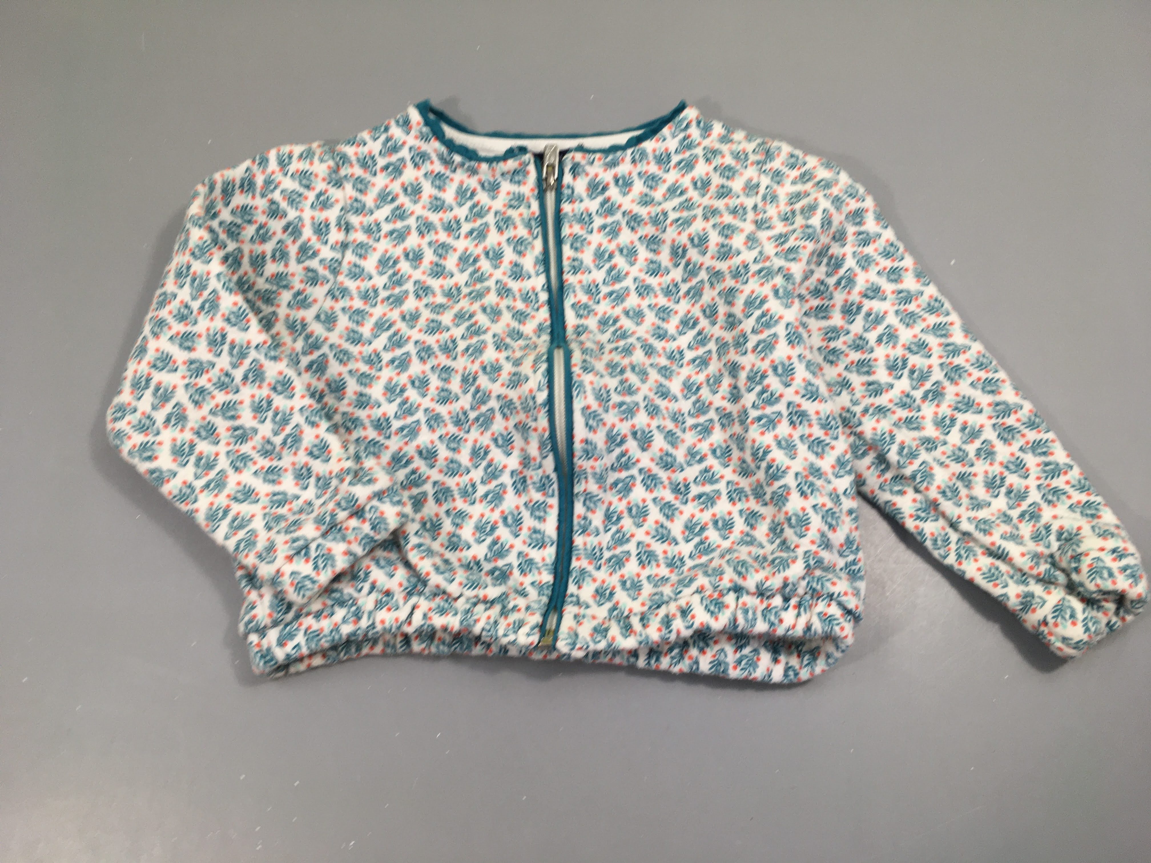 Gilet molleton zippé blanc/vert/rouge à fleurs