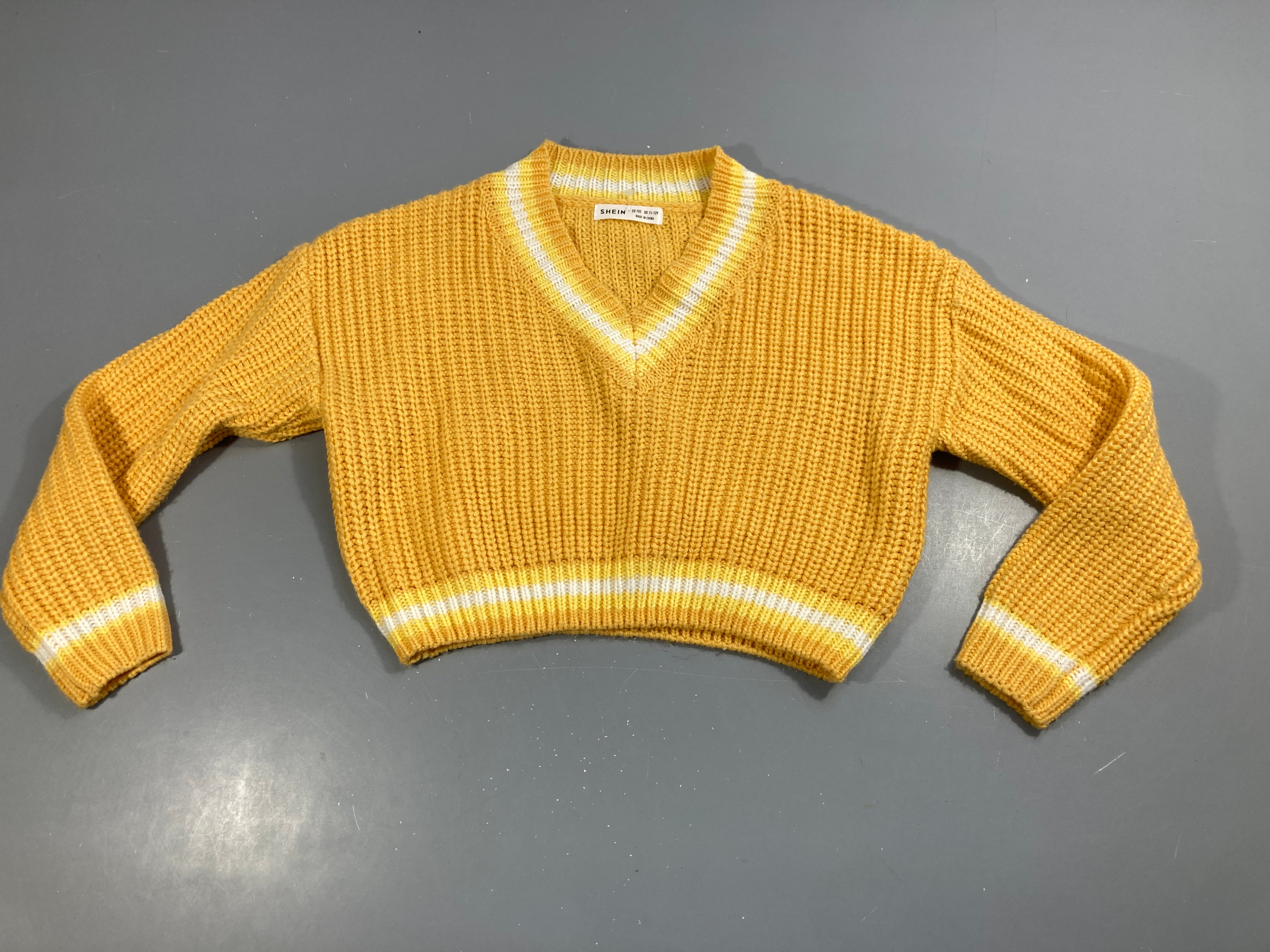 Pull jaune col V bord blanc