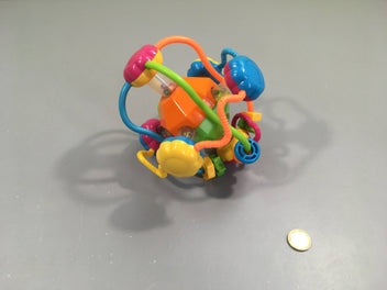 Jouet d'activité plastique multicolore perles, grelots