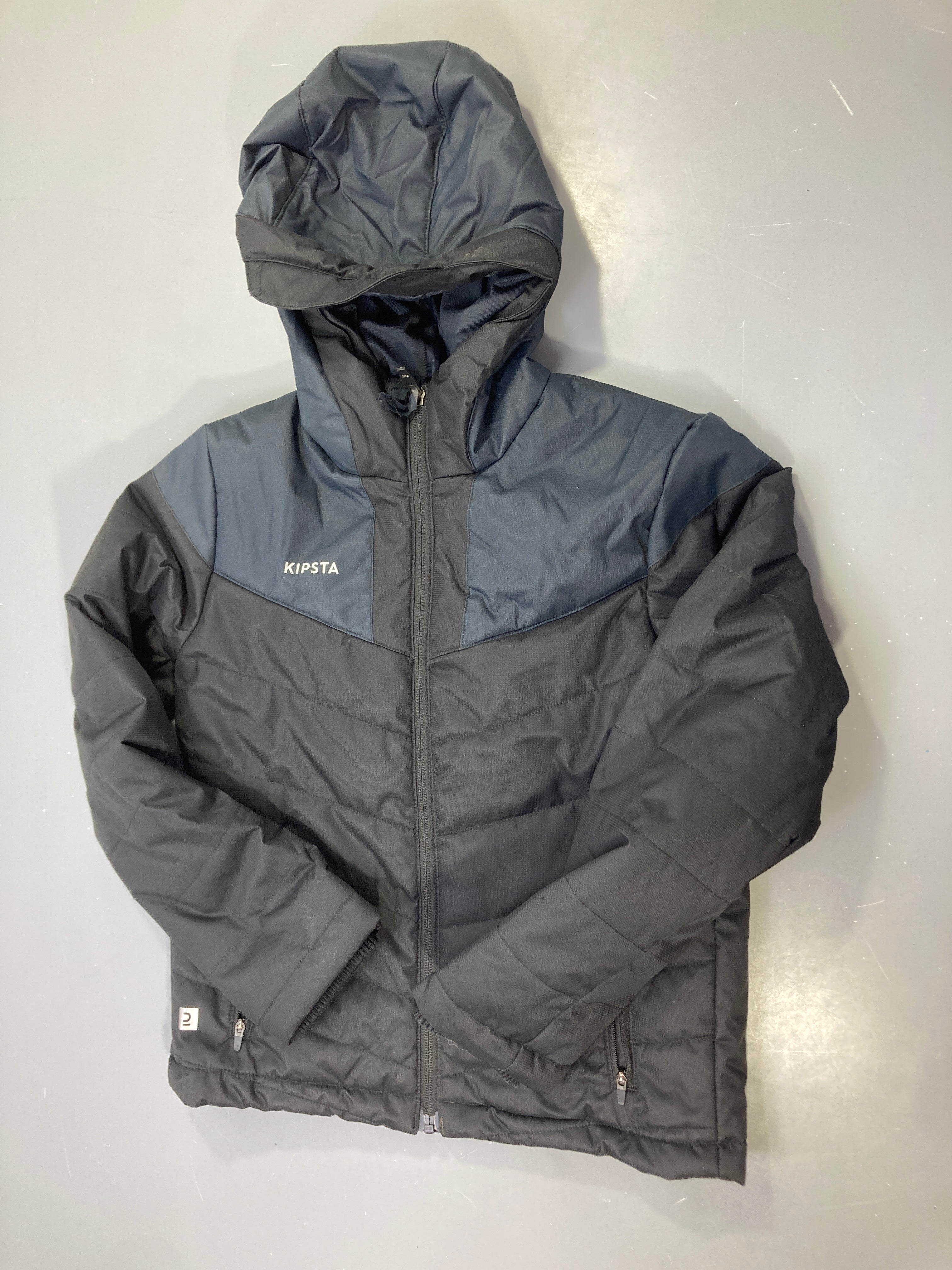 Doudoune zippée capuche noire et bleu marine, Kipsta