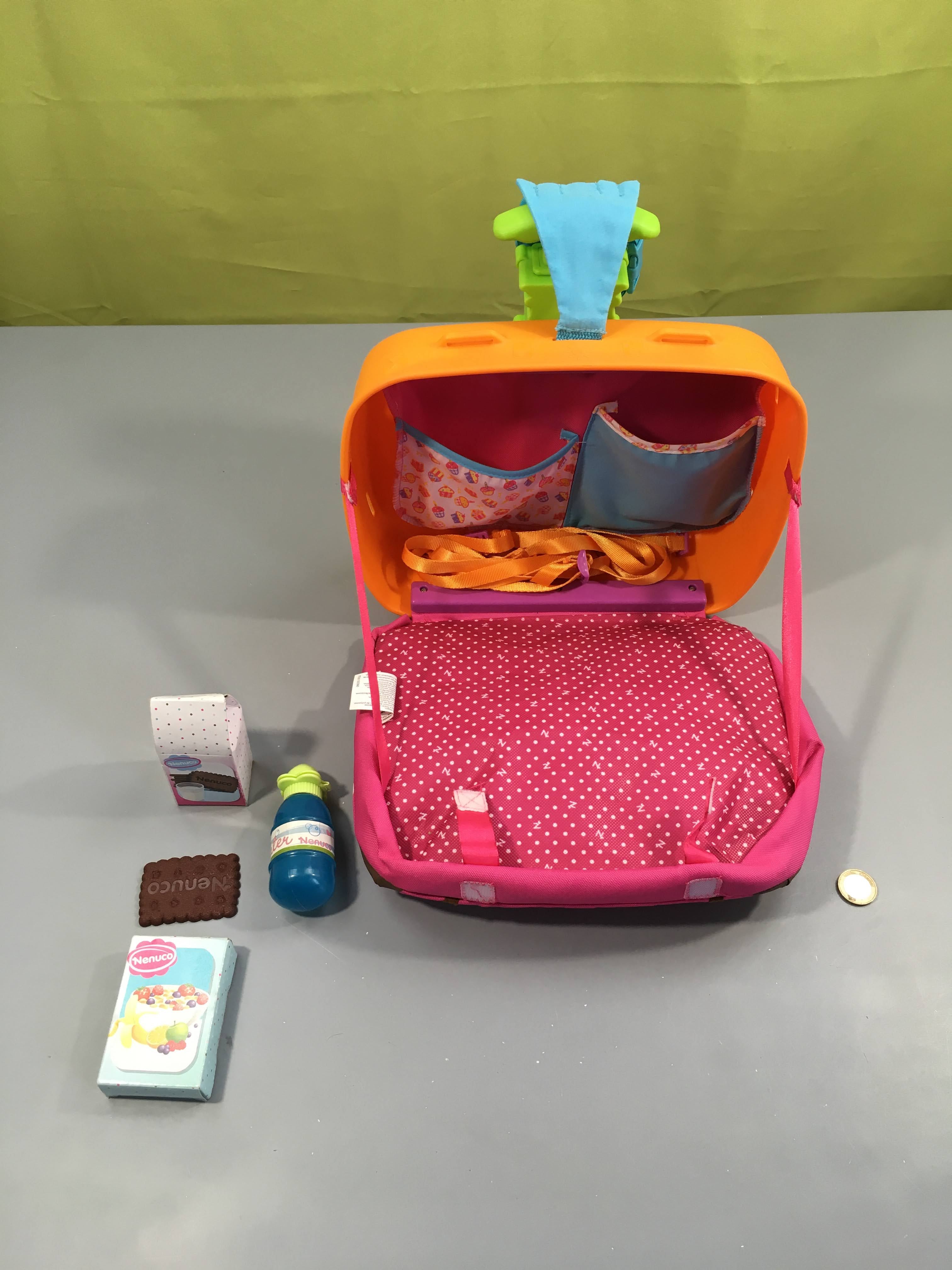 Valise poupée Nenuco orange/rose/verte + accessoires, tel que sur la photo
