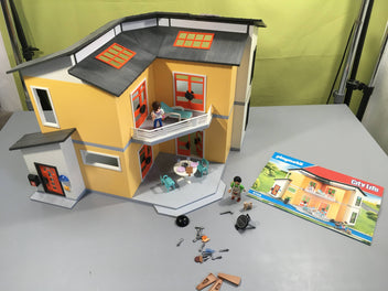 Playmobil City Life 9266- Maison moderne sonore-Manque 1 pied au Bar.becue + 1 plante et une pièce blanche