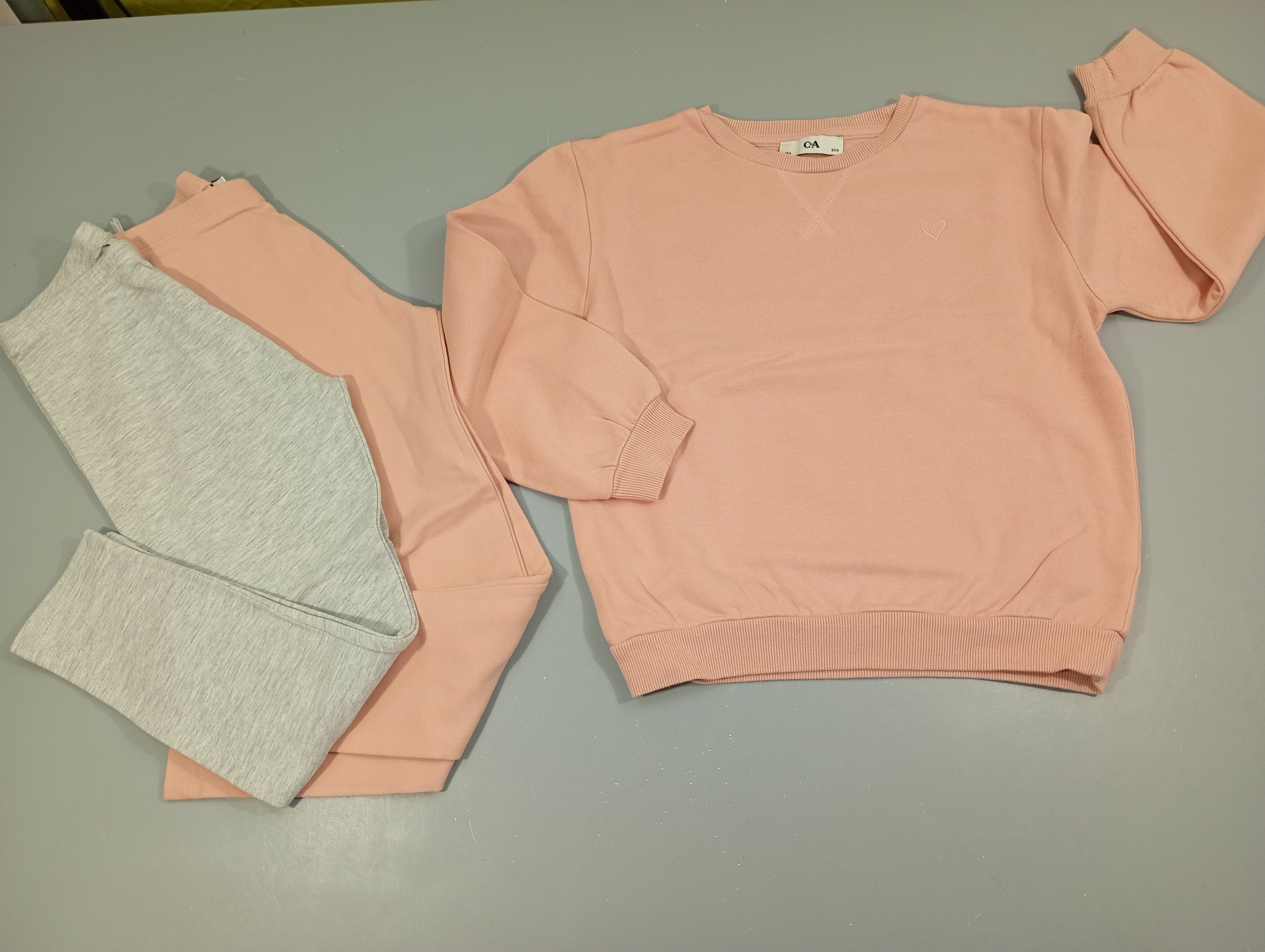 Ensemble sweat rose, intérieur  doux et chaud +  Pantalon rose assorti + Pantalon gris clair flammé