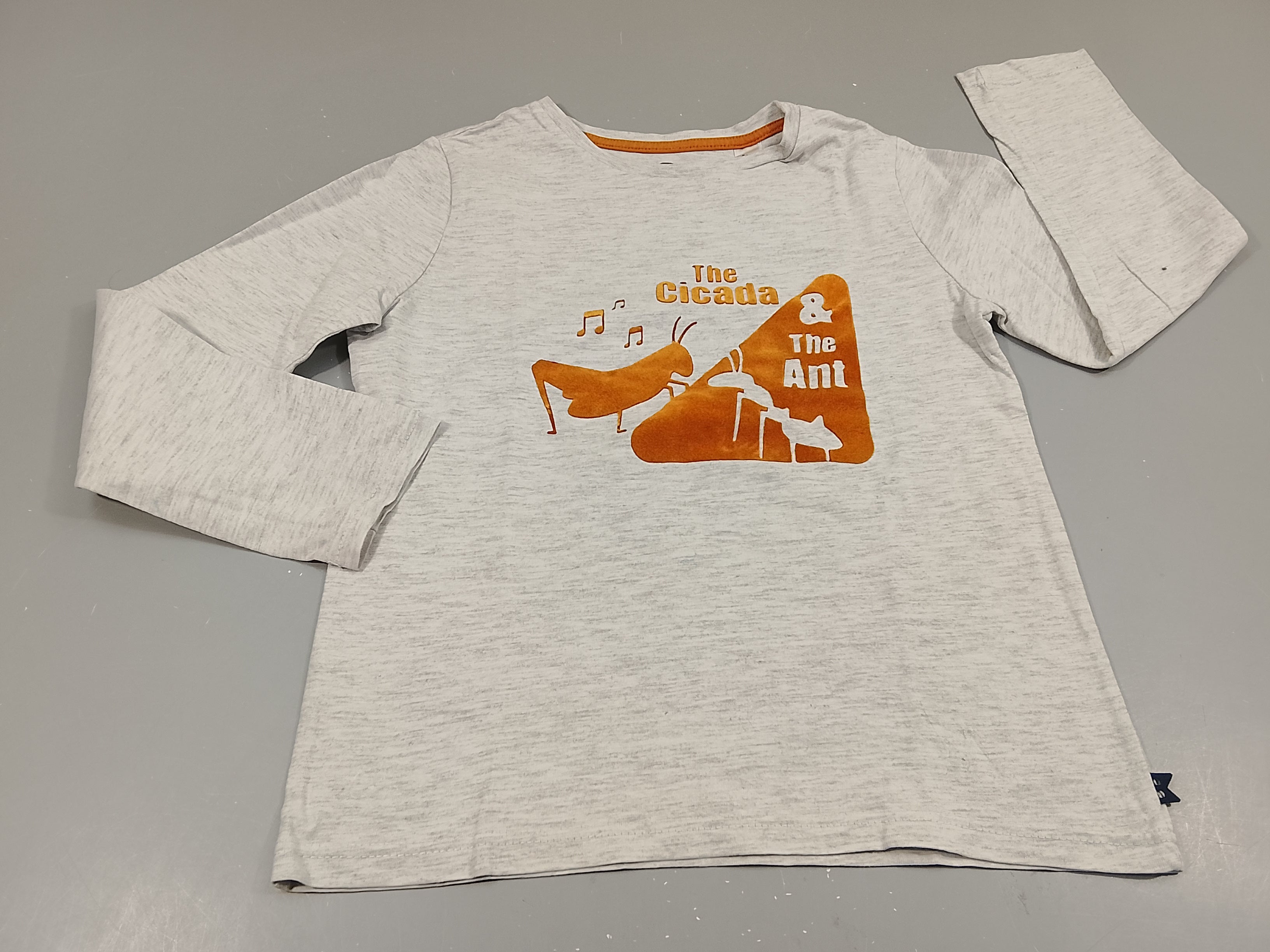 T-shirt m.l gris clair flammé, motifs velours jaune moutarde , Cigale et fourmi 