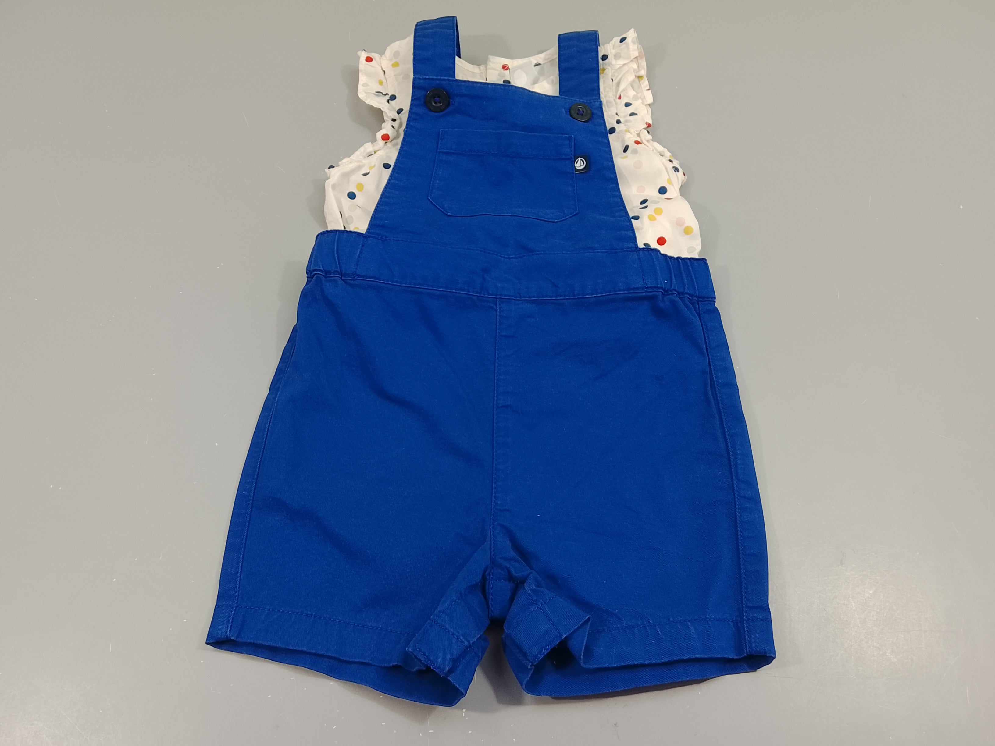 Ensemble Salopette bleu + blouse m.c blanche à pois colorés