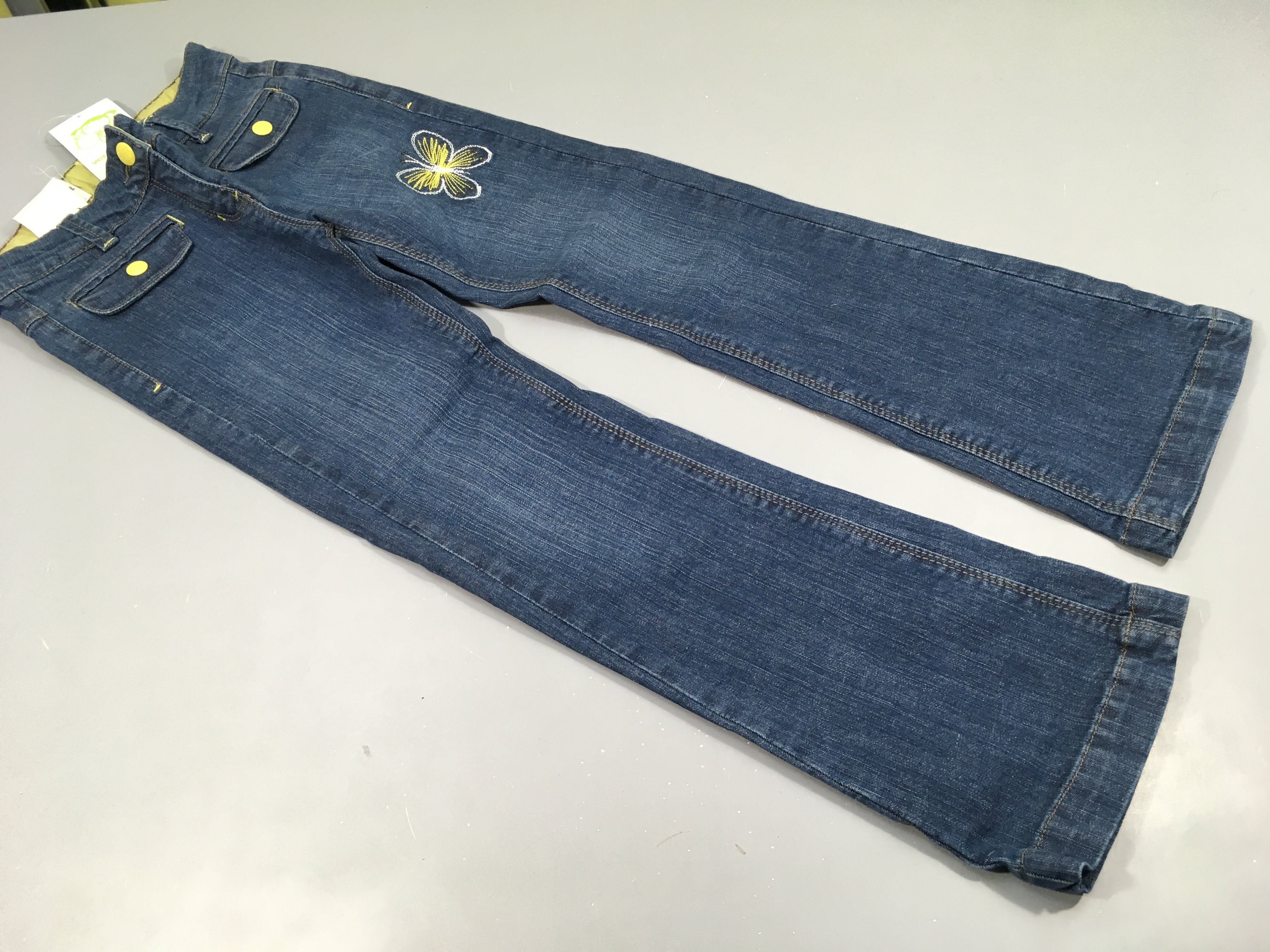 NEUF  Jeans bootcut, broderie papillon jaune