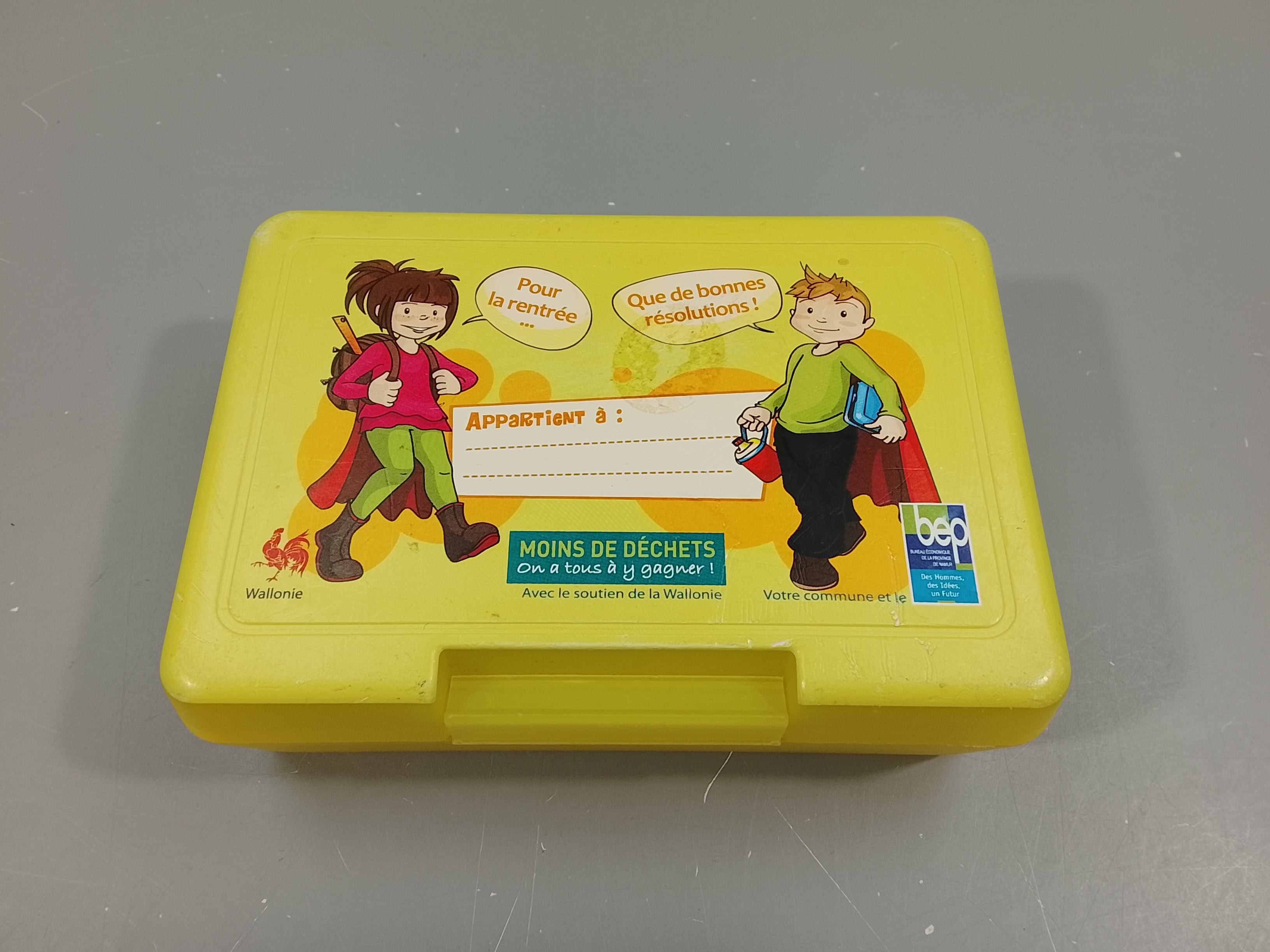 Boîte à lunch jaune, écoliers, trace de collant