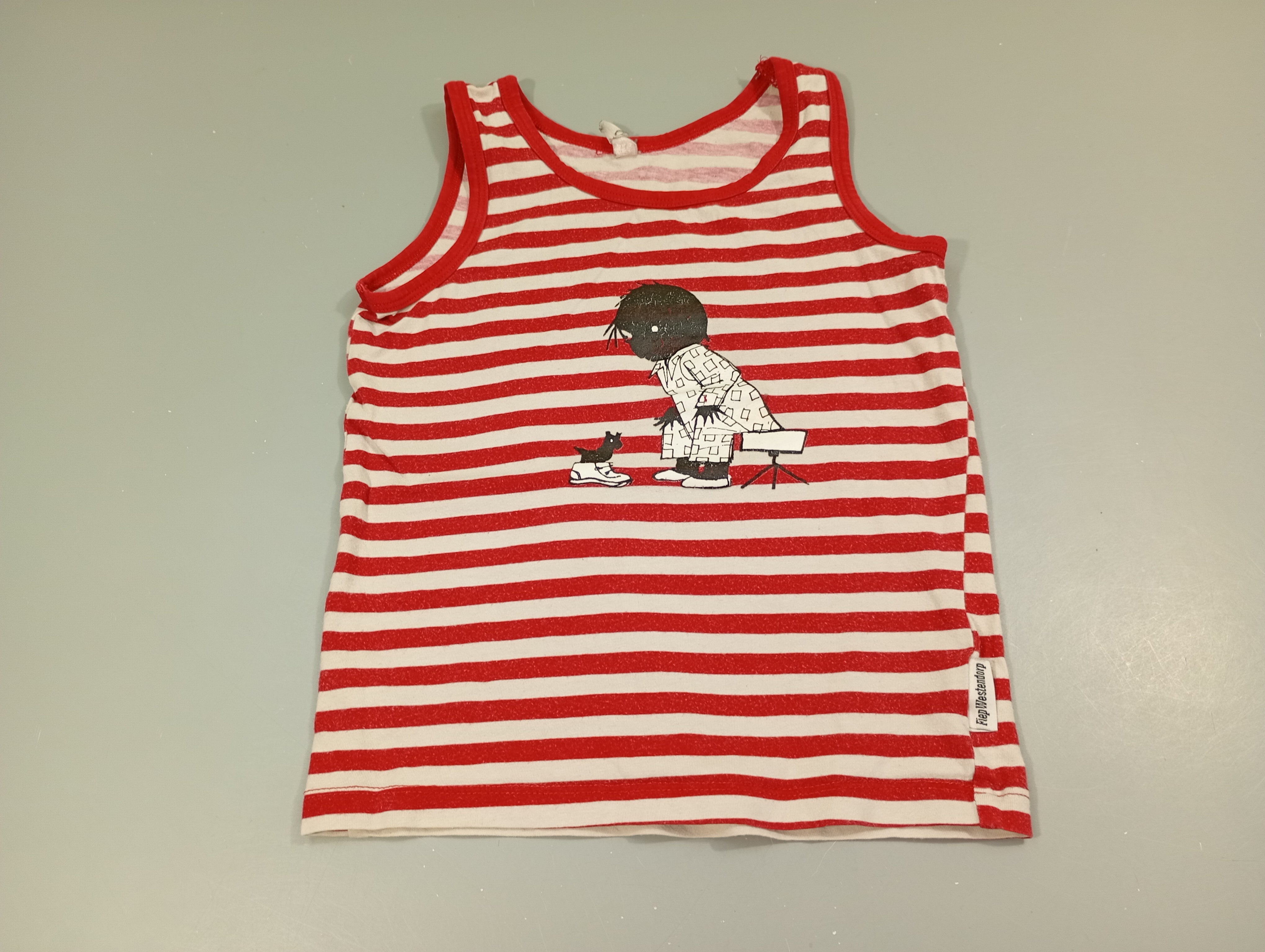 Chemisette s.m rayé blanc et rouge , enfant sur un tabouret. Pas de taille indiquée, estimée 5a