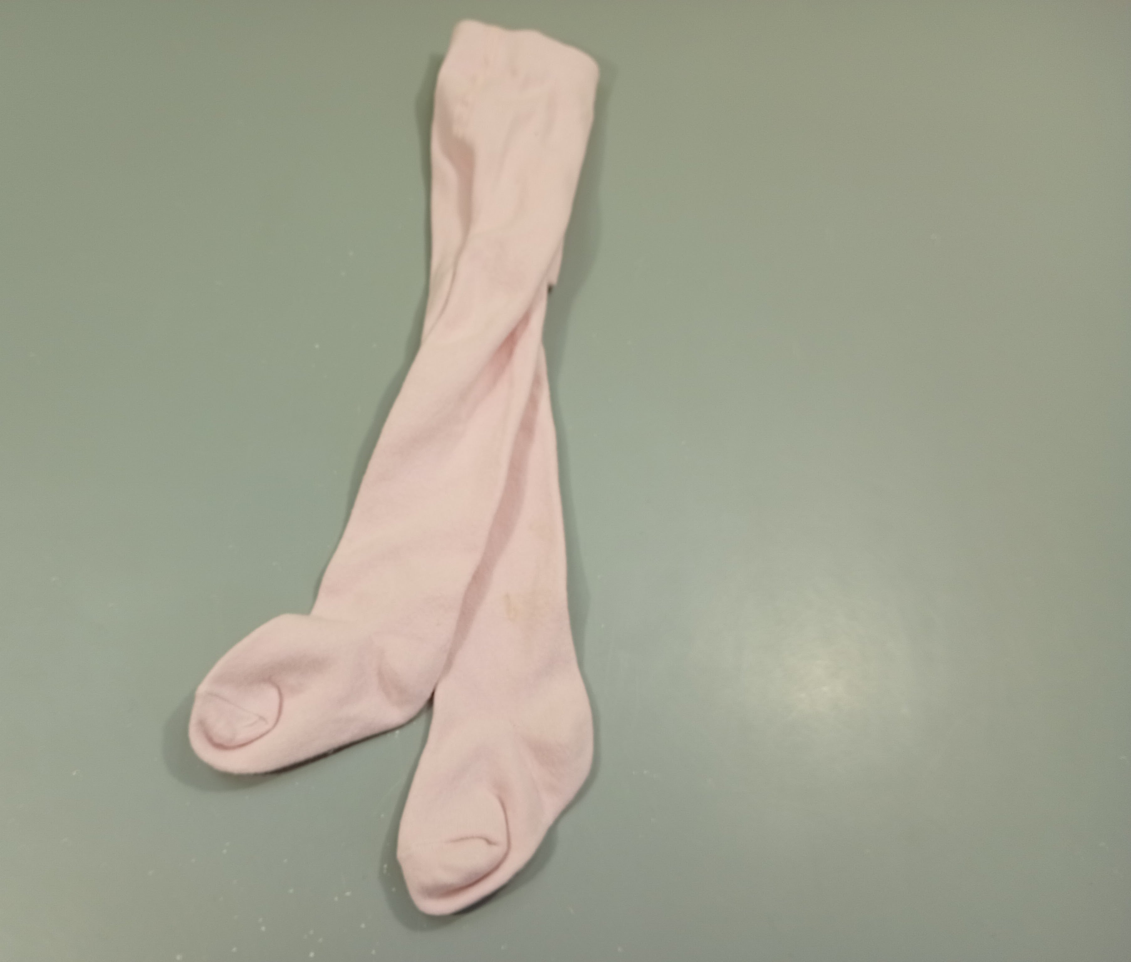 Collants roses , tache sur le dessous  droit