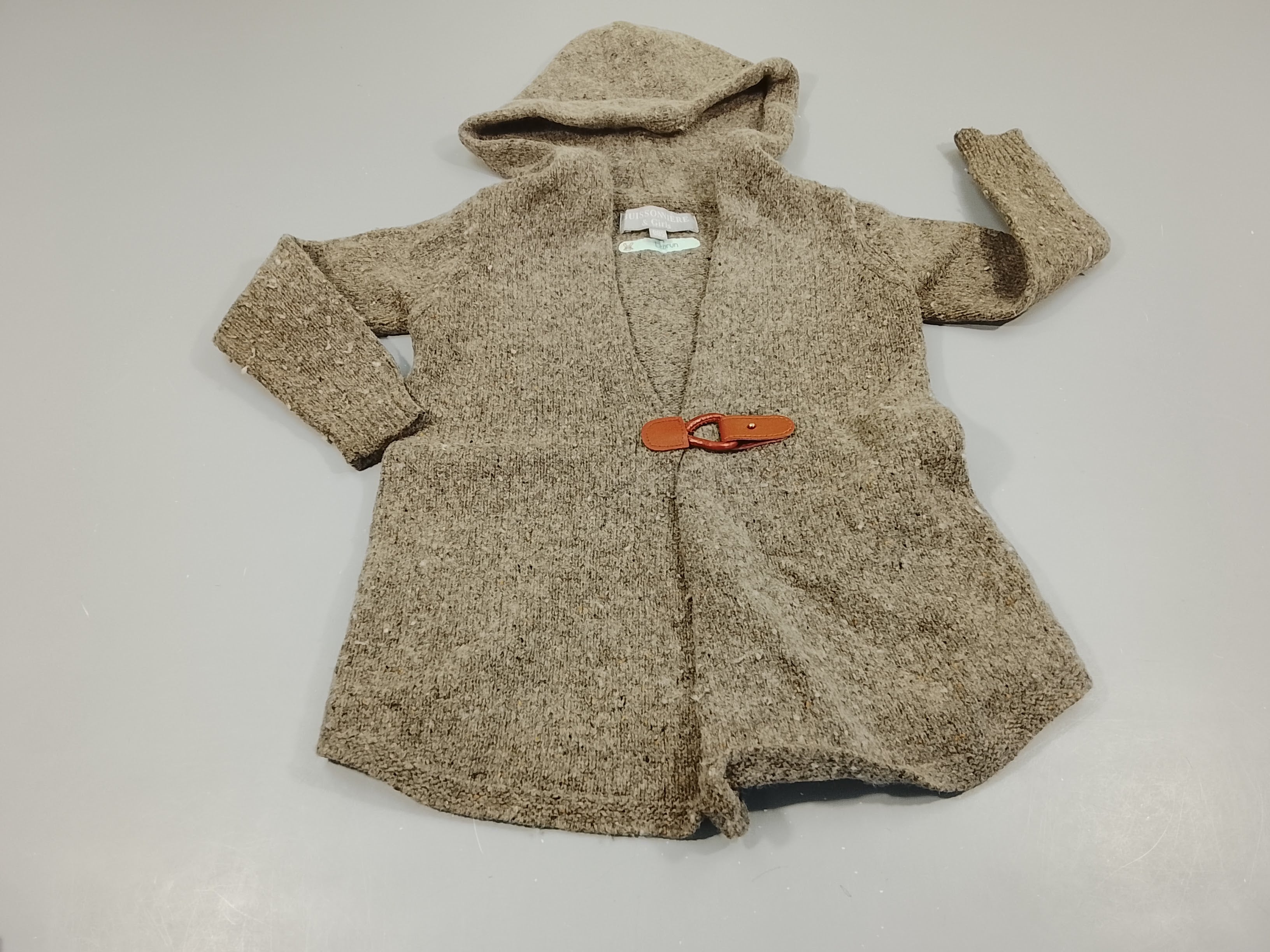 Gilet à capuche ouvert brun chiné fermé par une attache . Bouloché. pas de taille indiquée estimée 3a