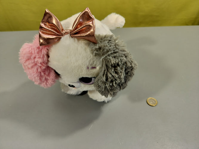 Peluche interactive chienne  blanche, oreille rose, oreille grise, moins cher chez Petit Kiwi