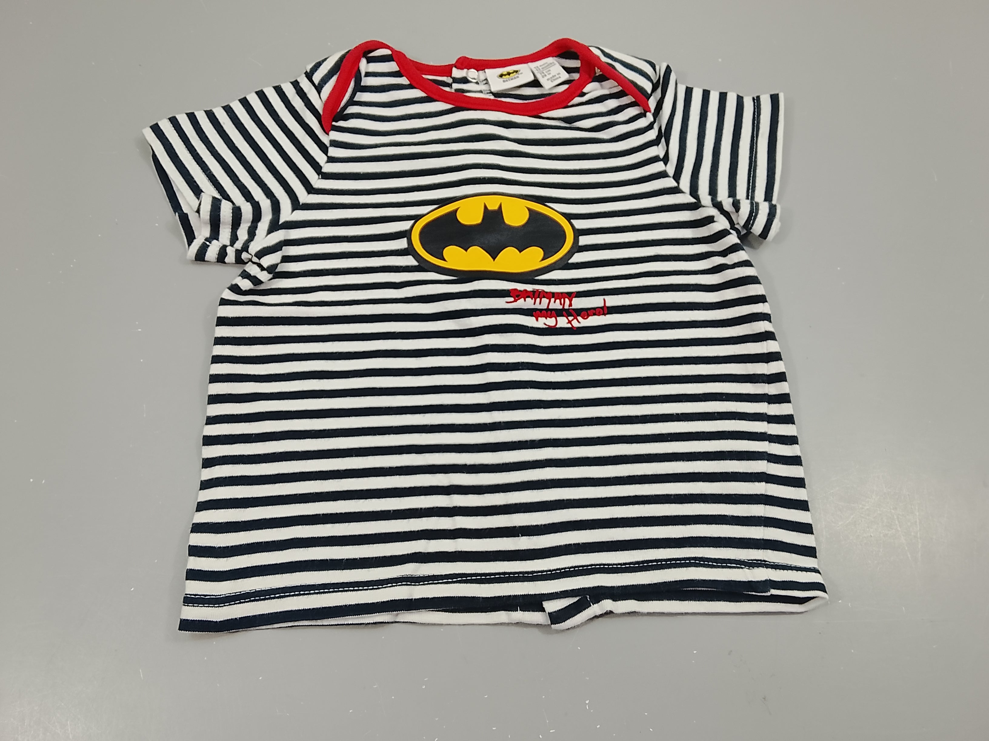 T-shirt m.c blanc rayé bleu marine, motifs Batman. Fermeture par pression à l'arrière