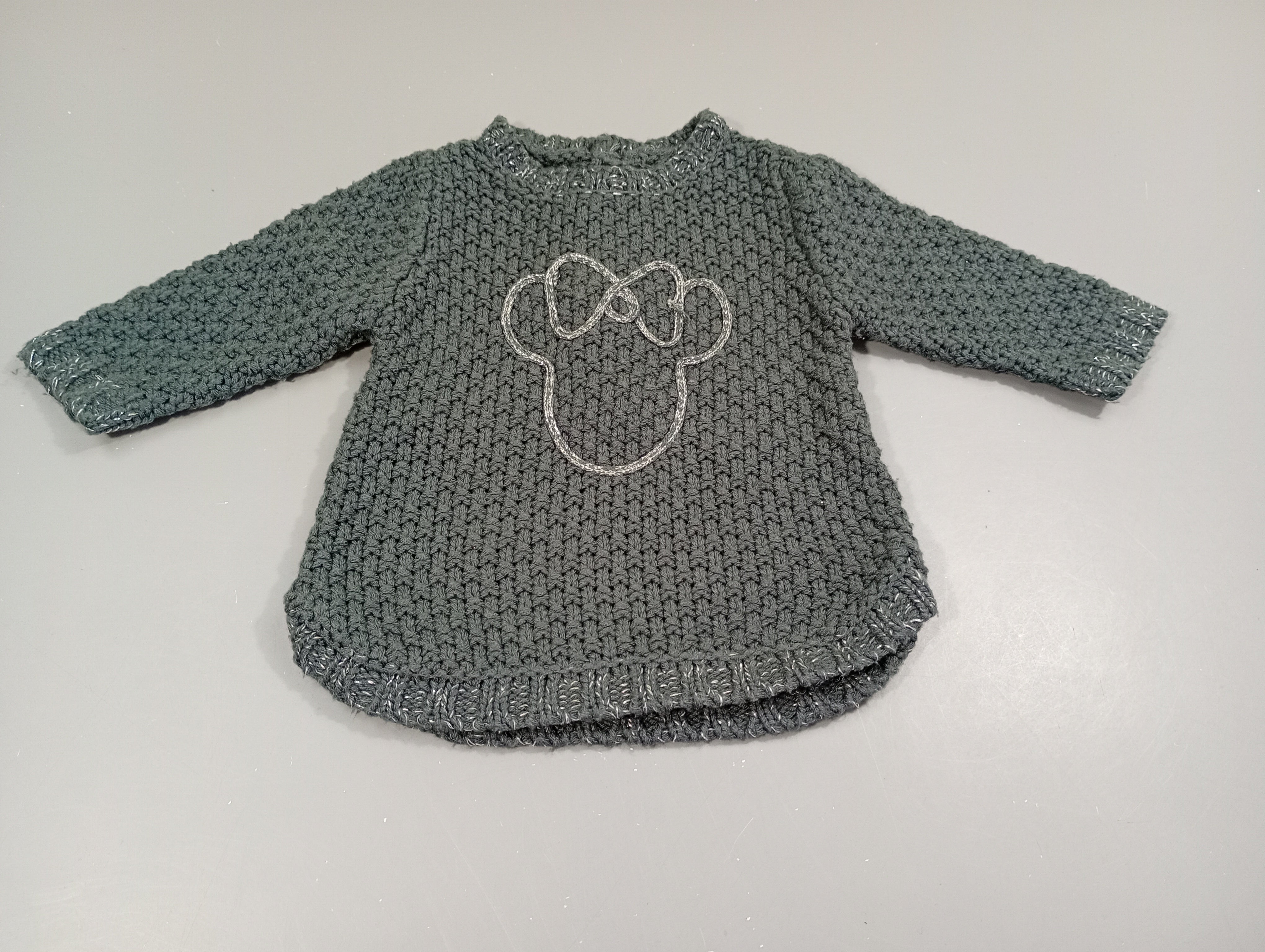 Pull tricot gris , tête de Minnie